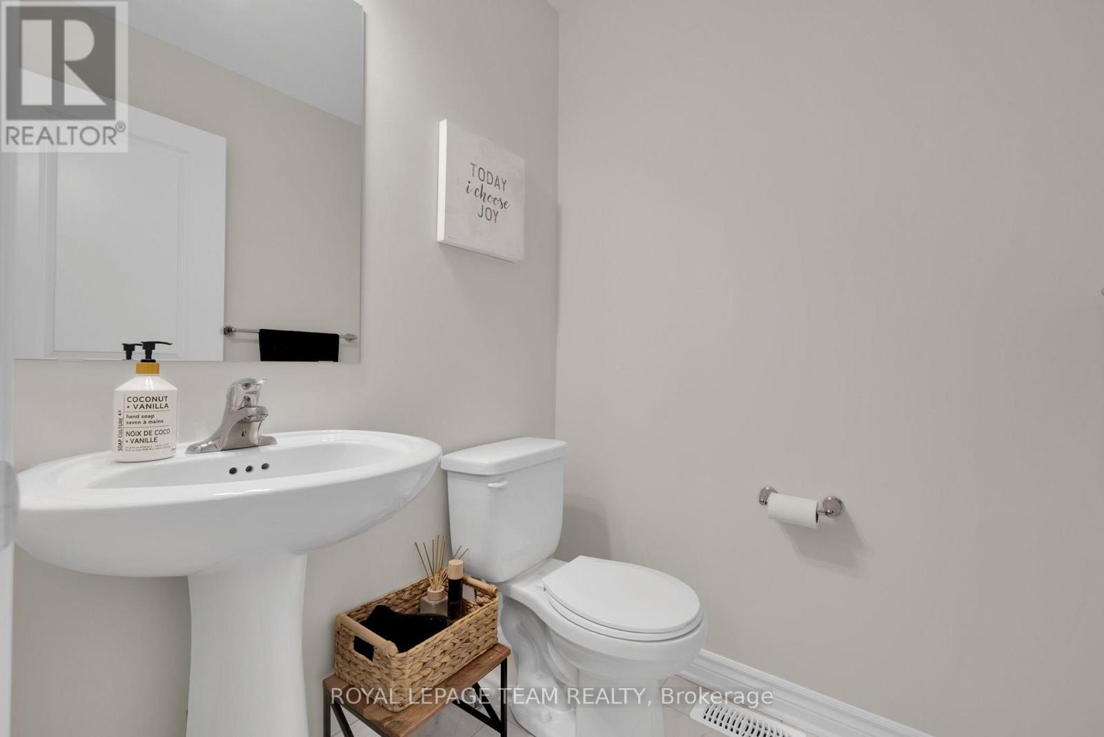 130 Wabikon Crescent, Ottawa, Ontario  K1X 0H8 - Photo 5 - X12160474