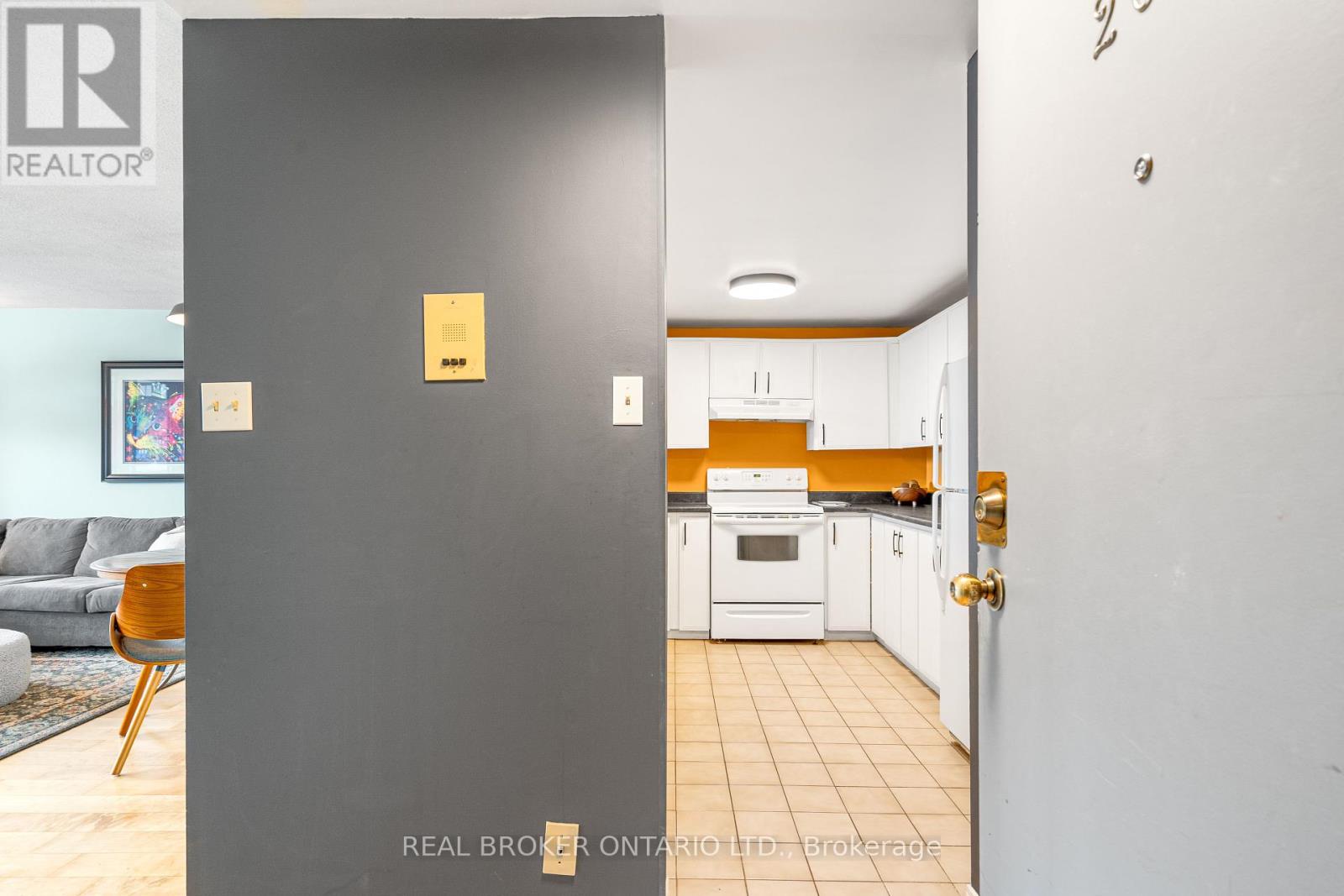 202 - 446 Gilmour Street, Ottawa, Ontario  K2P 0R8 - Photo 3 - X12160776