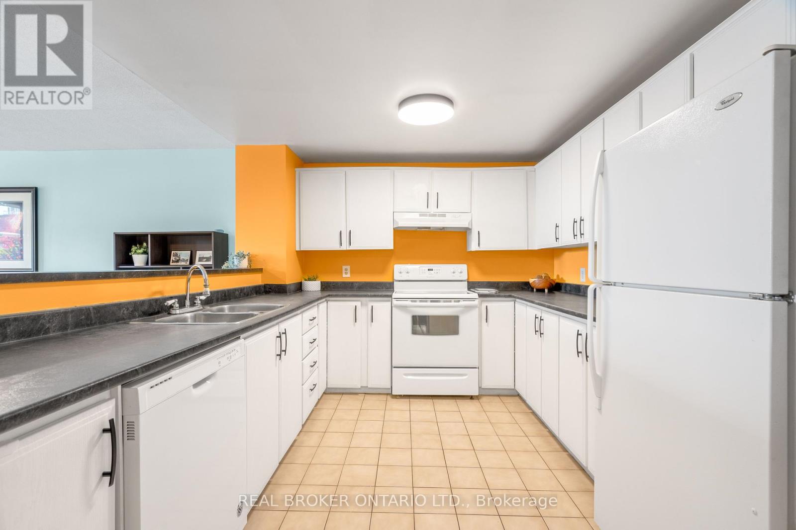 202 - 446 Gilmour Street, Ottawa, Ontario  K2P 0R8 - Photo 4 - X12160776
