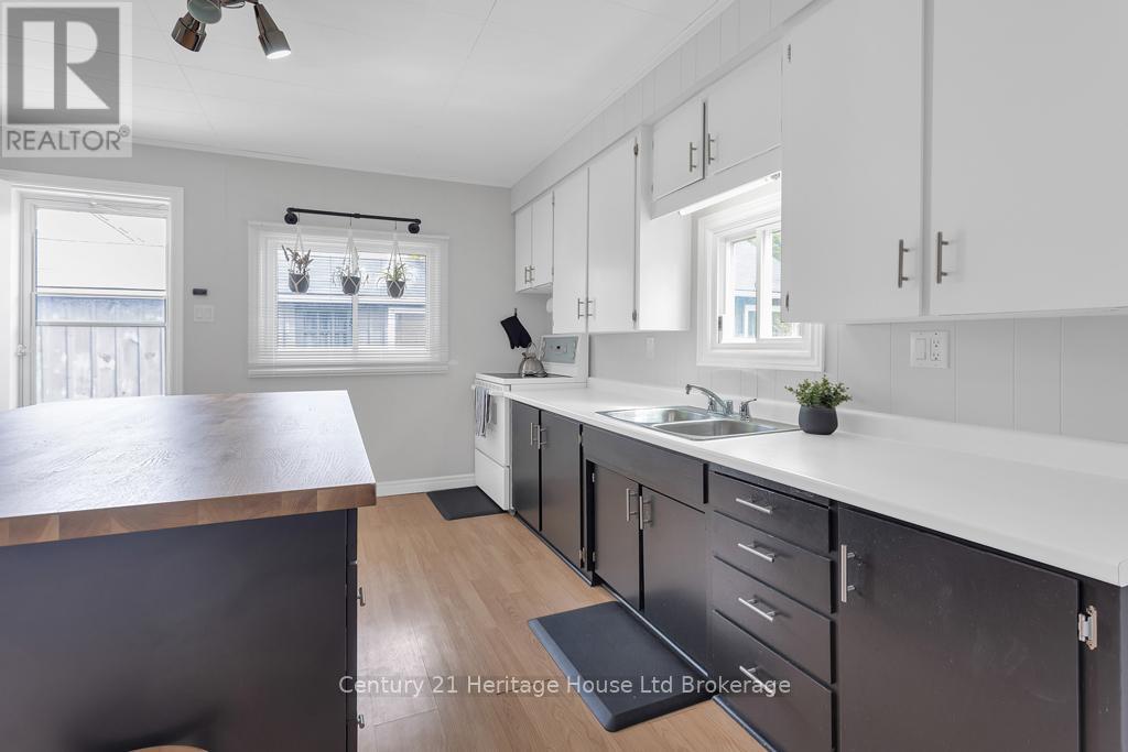 18 Ontario Street, Tillsonburg, Ontario  N4G 2V4 - Photo 6 - X12159995