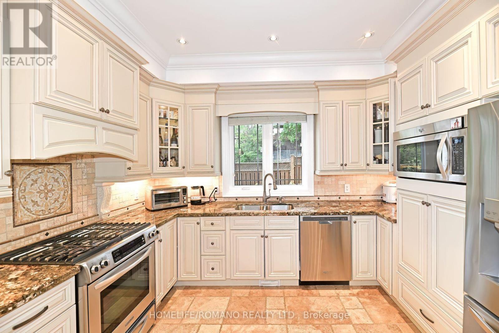 566 Mcroberts Avenue, Toronto, Ontario  M6E 4R6 - Photo 12 - W12159927