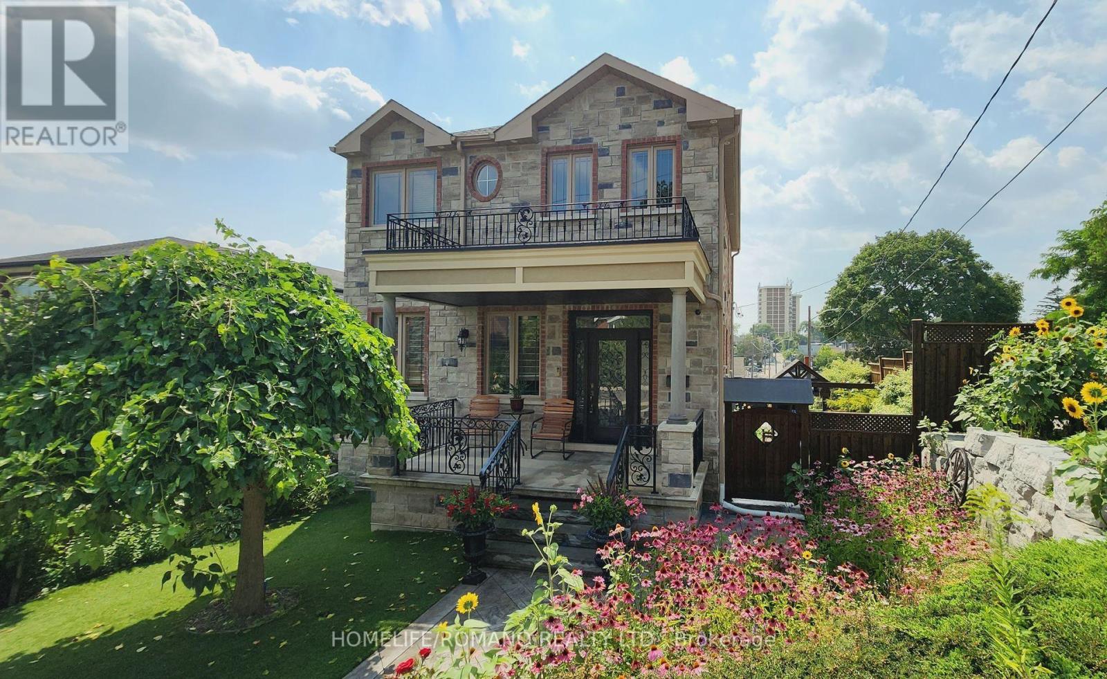 566 Mcroberts Avenue, Toronto, Ontario  M6E 4R6 - Photo 3 - W12159927