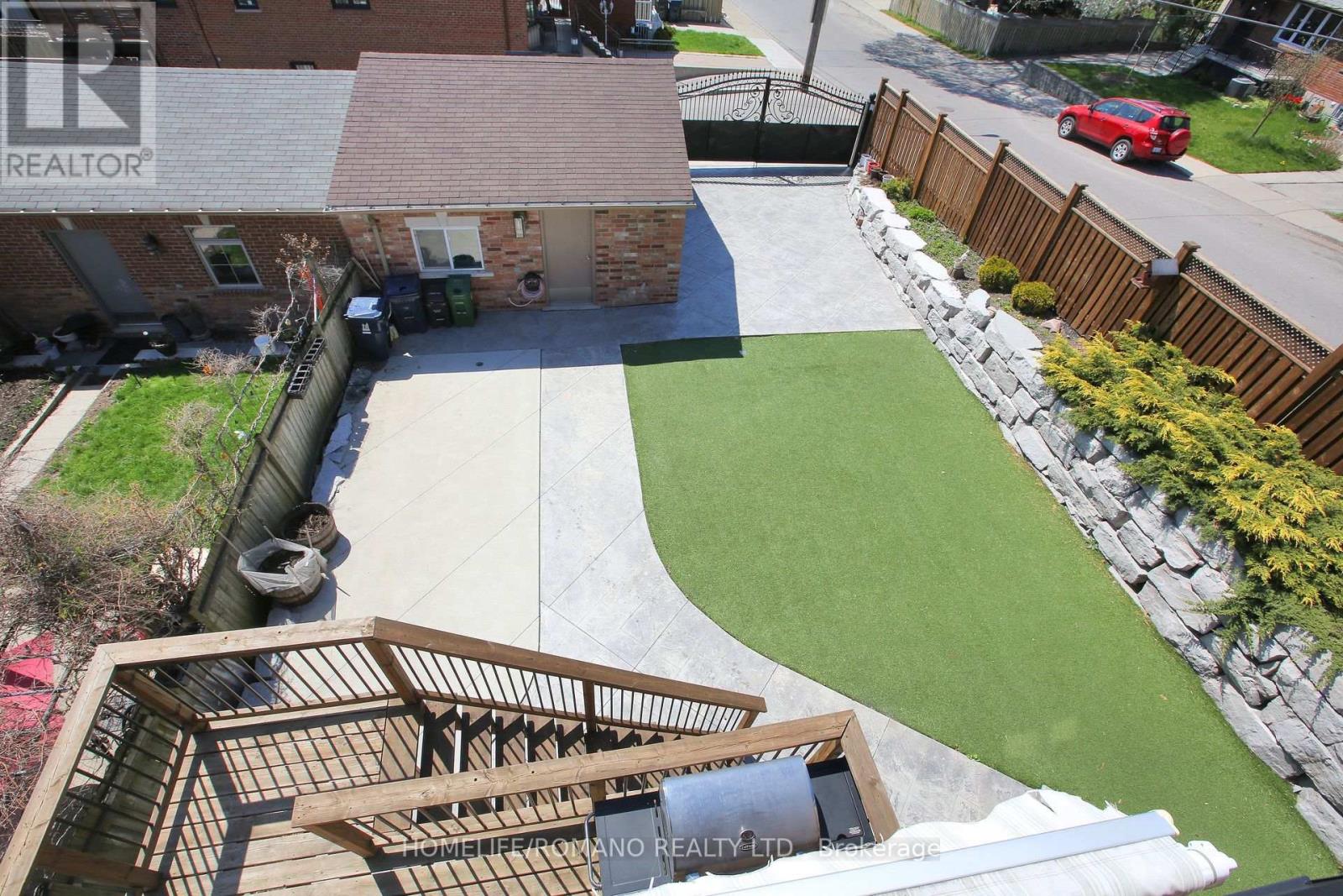 566 Mcroberts Avenue, Toronto, Ontario  M6E 4R6 - Photo 47 - W12159927