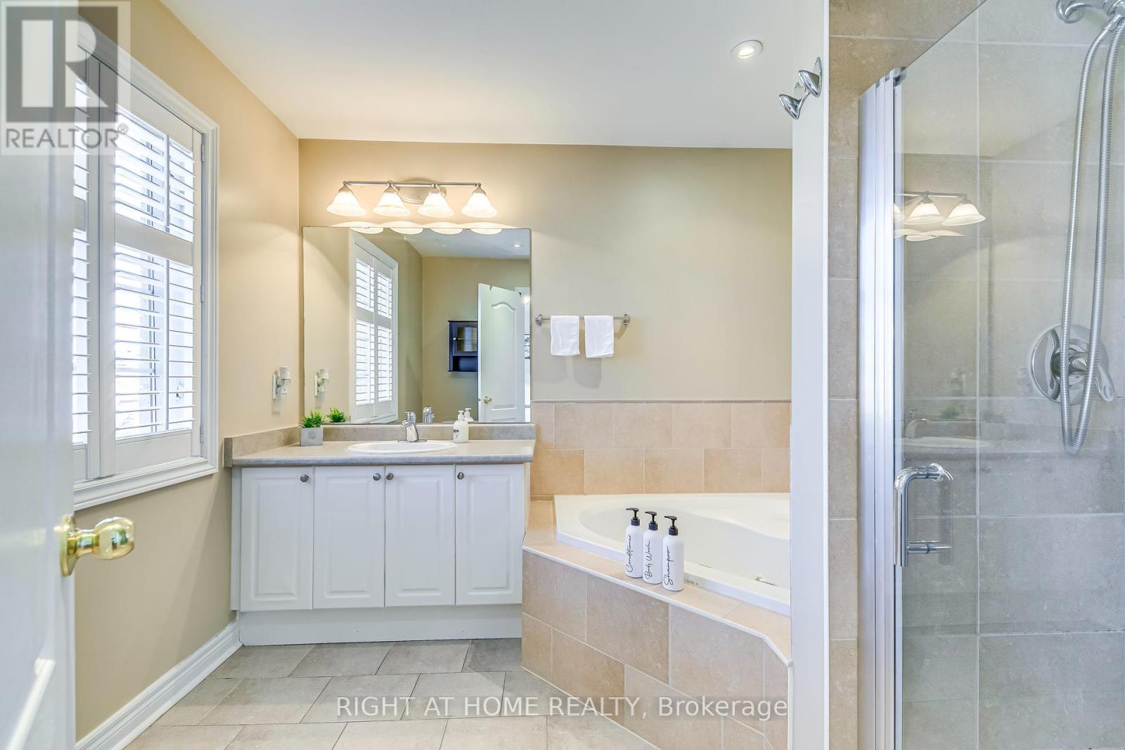 814 Brass Winds Place, Mississauga, Ontario  L5W 1T4 - Photo 10 - W12160060