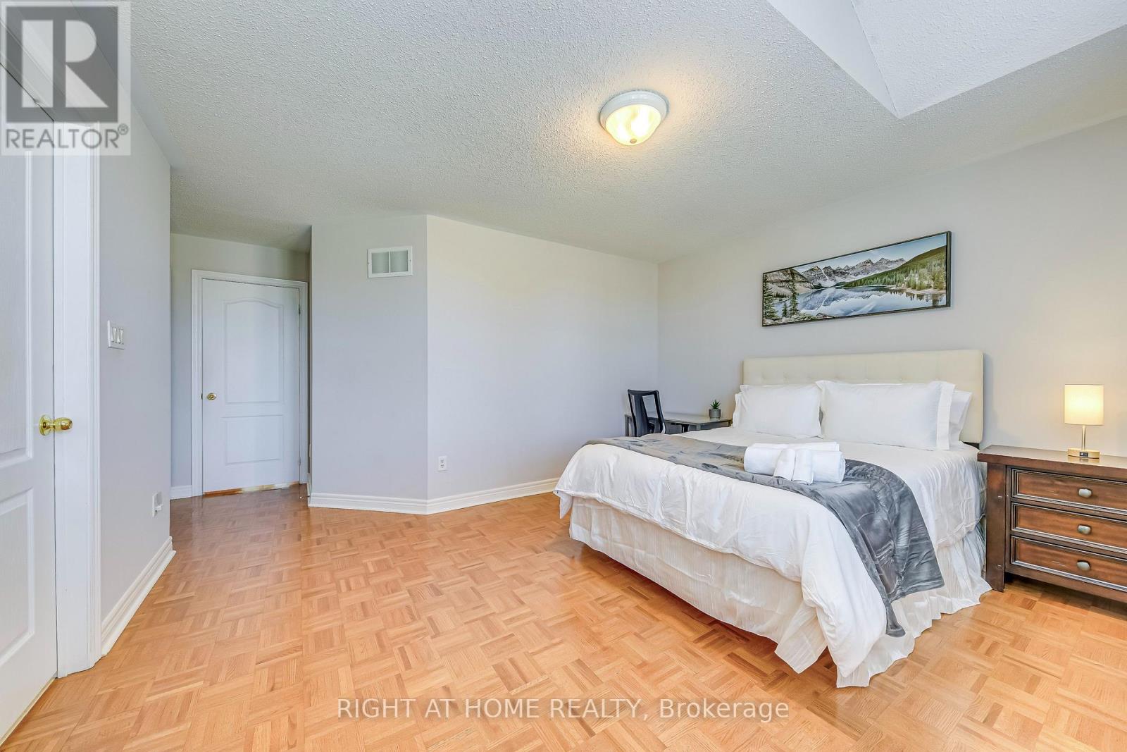814 Brass Winds Place, Mississauga, Ontario  L5W 1T4 - Photo 11 - W12160060
