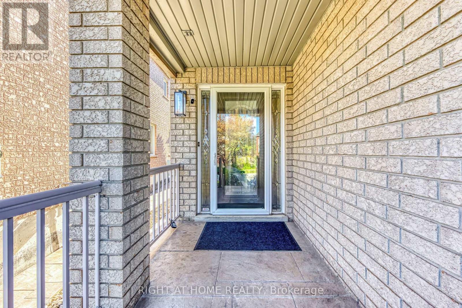 814 Brass Winds Place, Mississauga, Ontario  L5W 1T4 - Photo 2 - W12160060