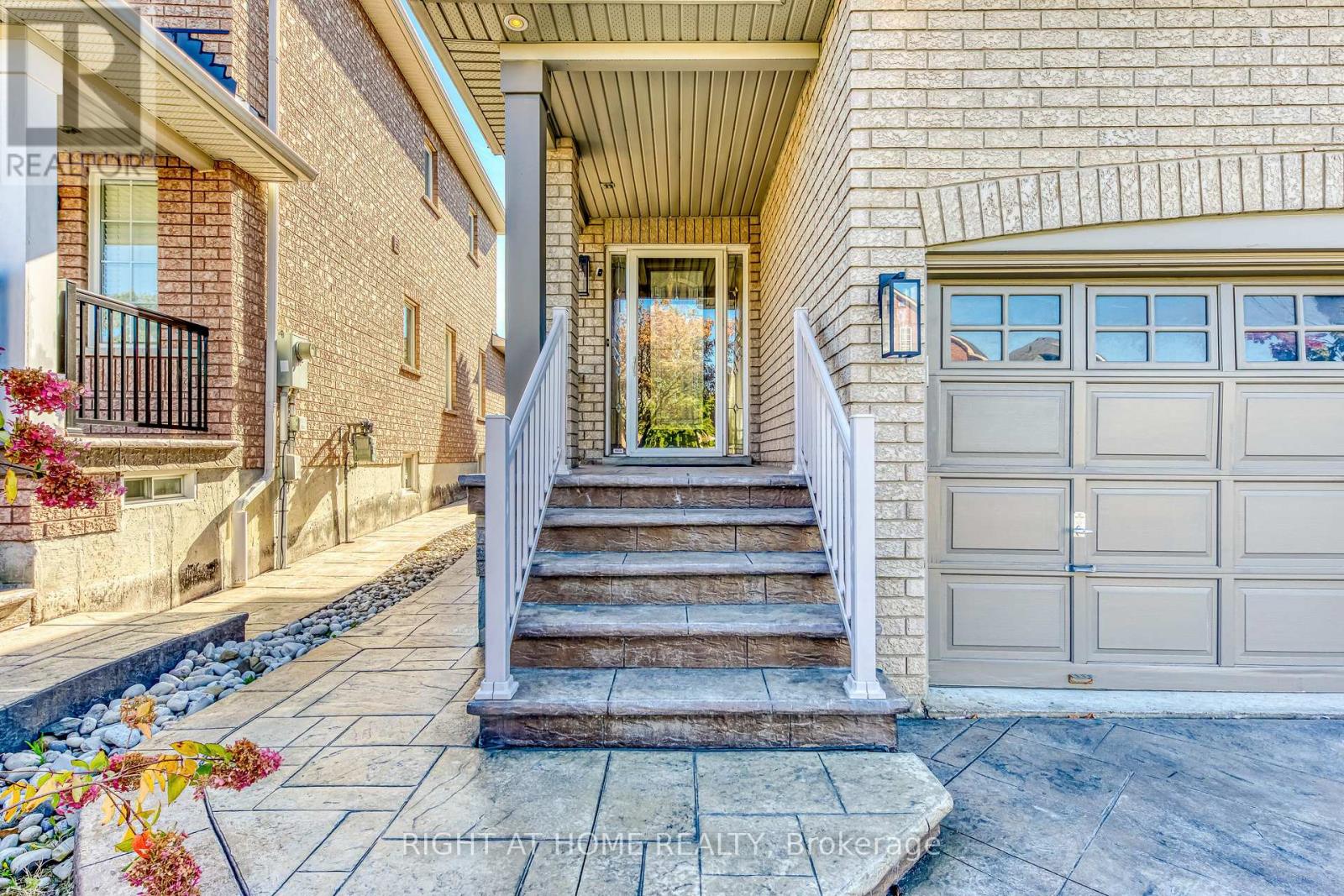 814 Brass Winds Place, Mississauga, Ontario  L5W 1T4 - Photo 3 - W12160060