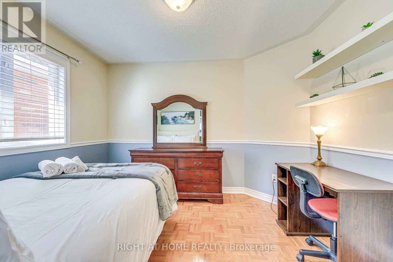 814 Brass Winds Place, Mississauga, Ontario  L5W 1T4 - Photo 4 - W12160060