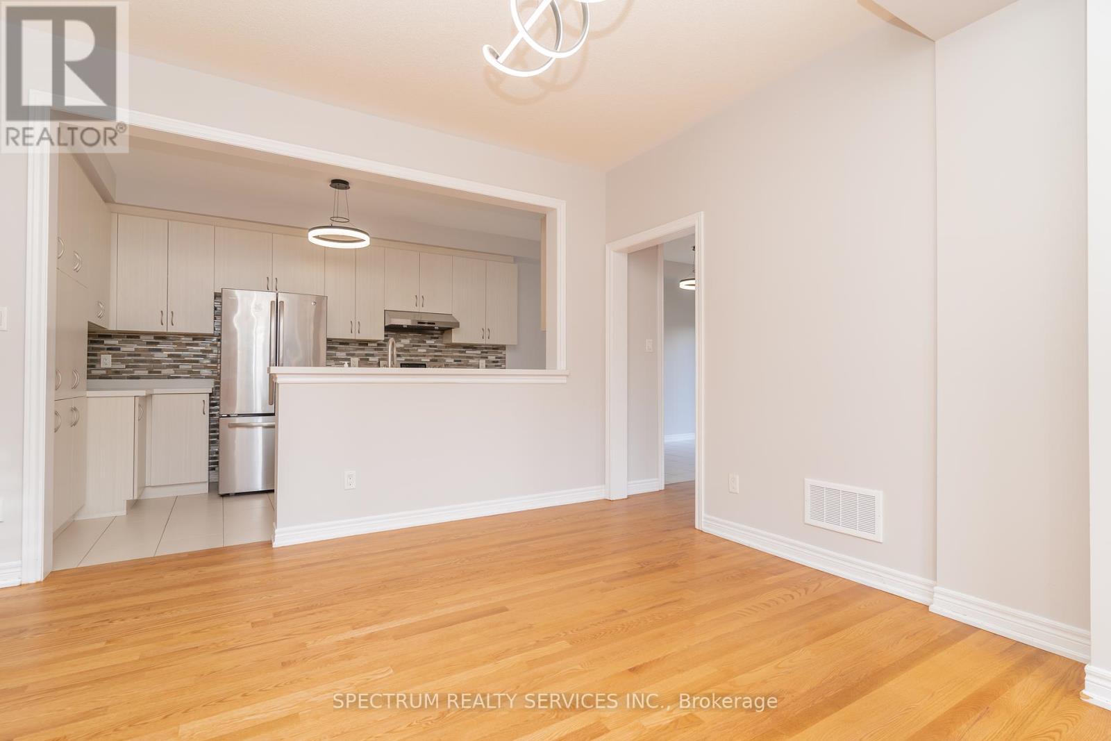 91 Lanark Circle, Brampton, Ontario  L6X 5L4 - Photo 9 - W12160122