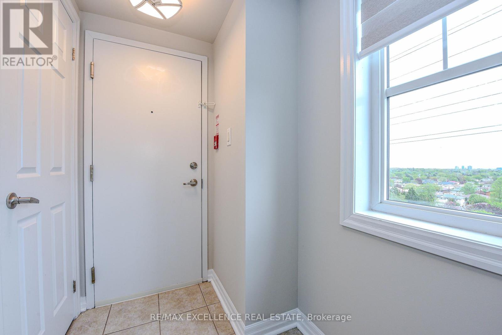 6 - 599 Dundas Street W, Mississauga, Ontario  L5B 0B3 - Photo 6 - W12160130