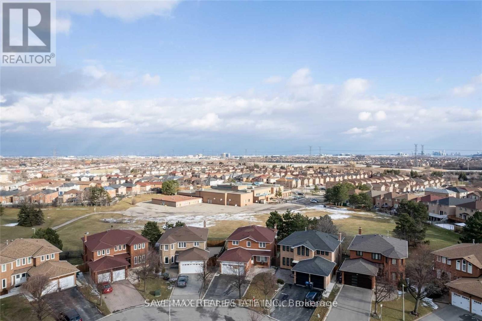 20 Bent Tree Court, Brampton, Ontario  L6Y 4H6 - Photo 2 - W12160191