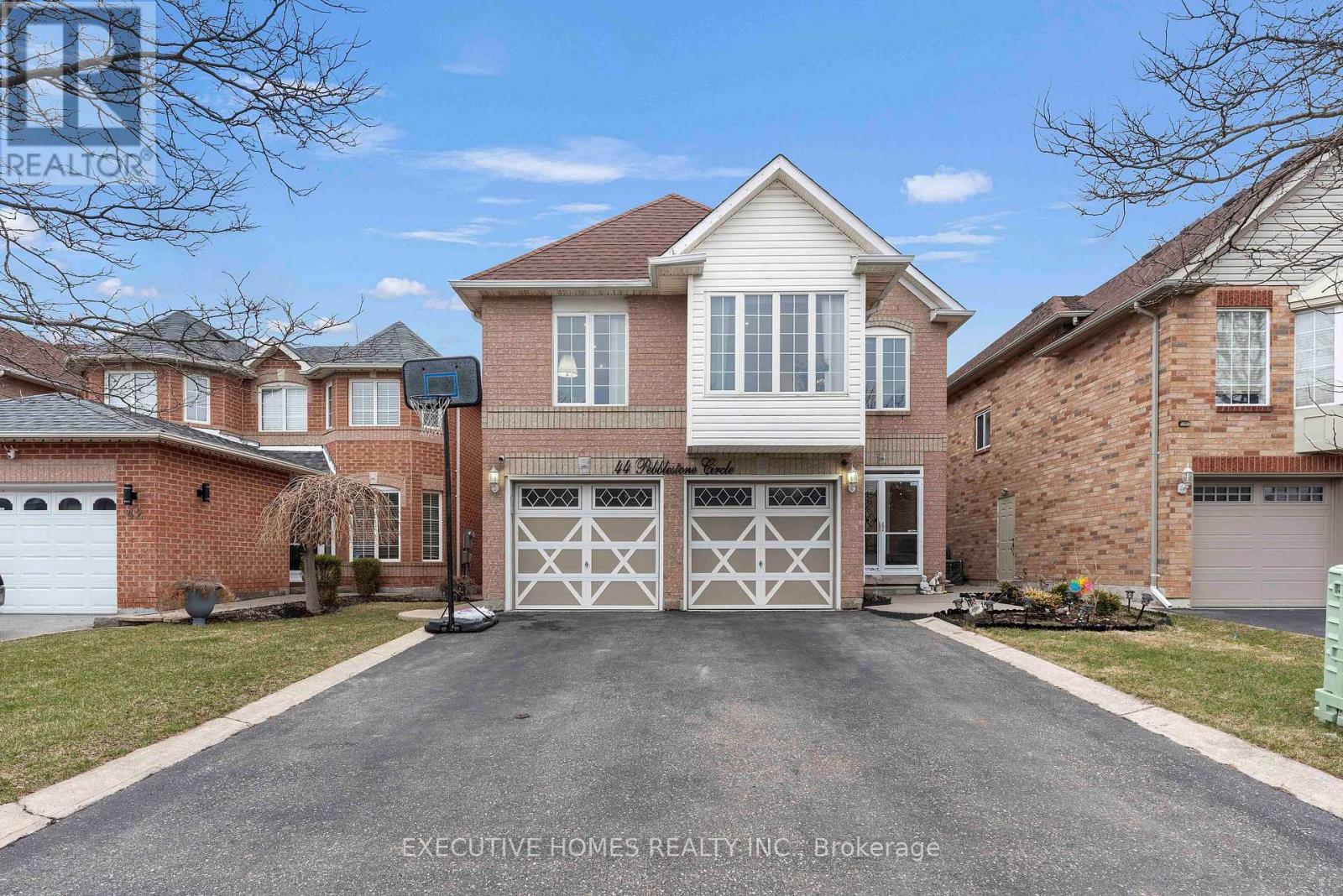 44 Pebblestone Circle, Brampton, Ontario  L6X 4N2 - Photo 2 - W12160310