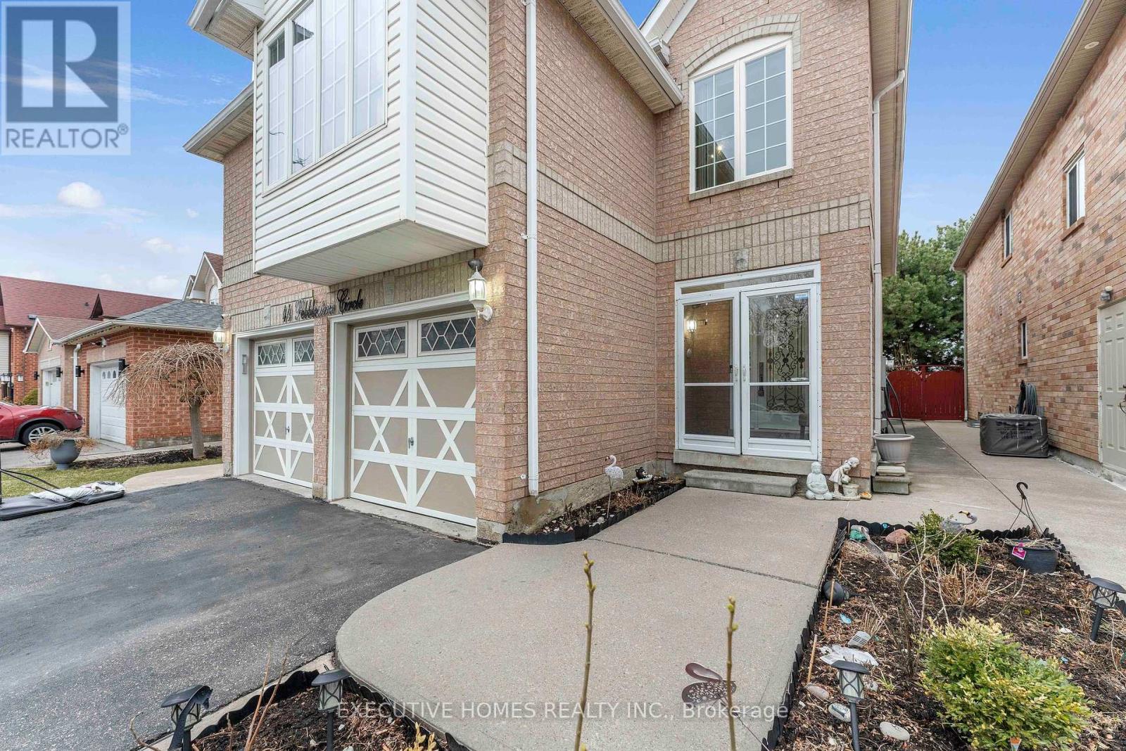 44 Pebblestone Circle, Brampton, Ontario  L6X 4N2 - Photo 3 - W12160310