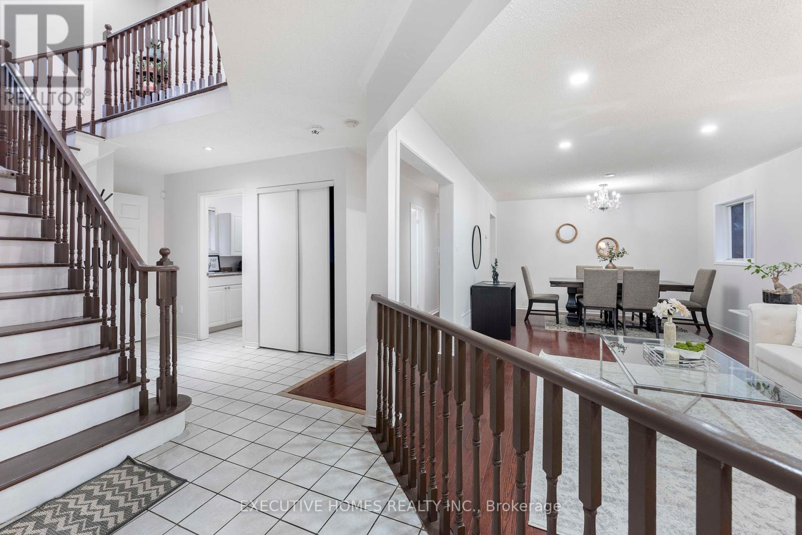 44 Pebblestone Circle, Brampton, Ontario  L6X 4N2 - Photo 5 - W12160310