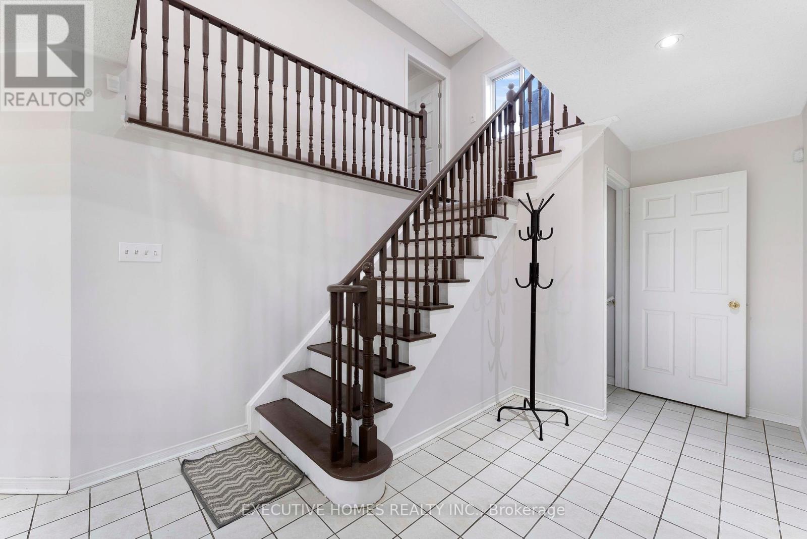 44 Pebblestone Circle, Brampton, Ontario  L6X 4N2 - Photo 9 - W12160310