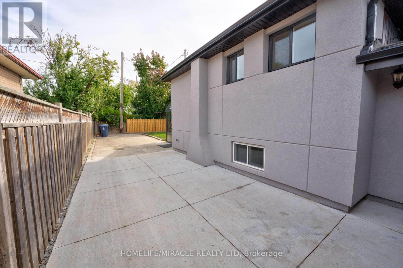 85 Silverstone Drive, Toronto (Mount Olive-Silverstone-Jamestown), Ontario  M9V 3G4 - Photo 18 - W12160333