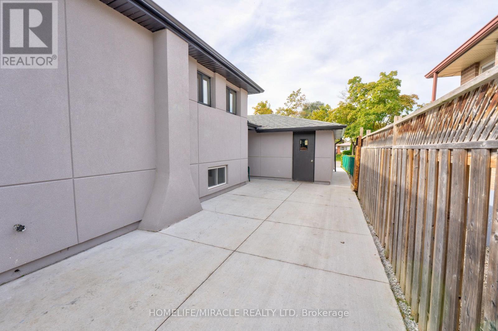85 Silverstone Drive, Toronto (Mount Olive-Silverstone-Jamestown), Ontario  M9V 3G4 - Photo 19 - W12160333