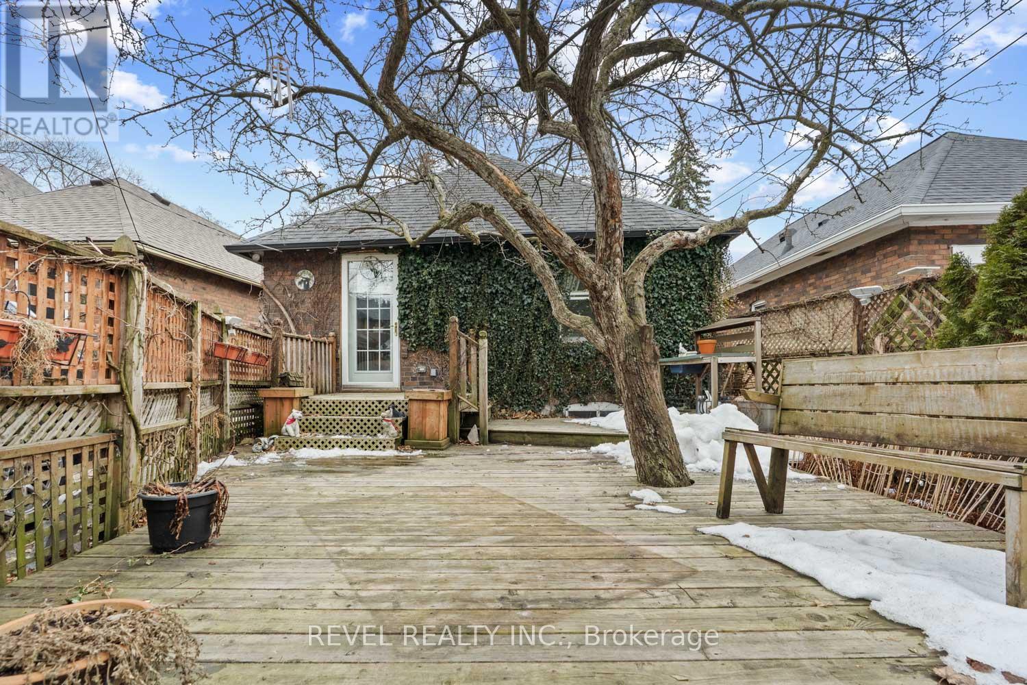 8 Sunnybrook Road, Toronto, Ontario  M6S 1G2 - Photo 23 - W12160376