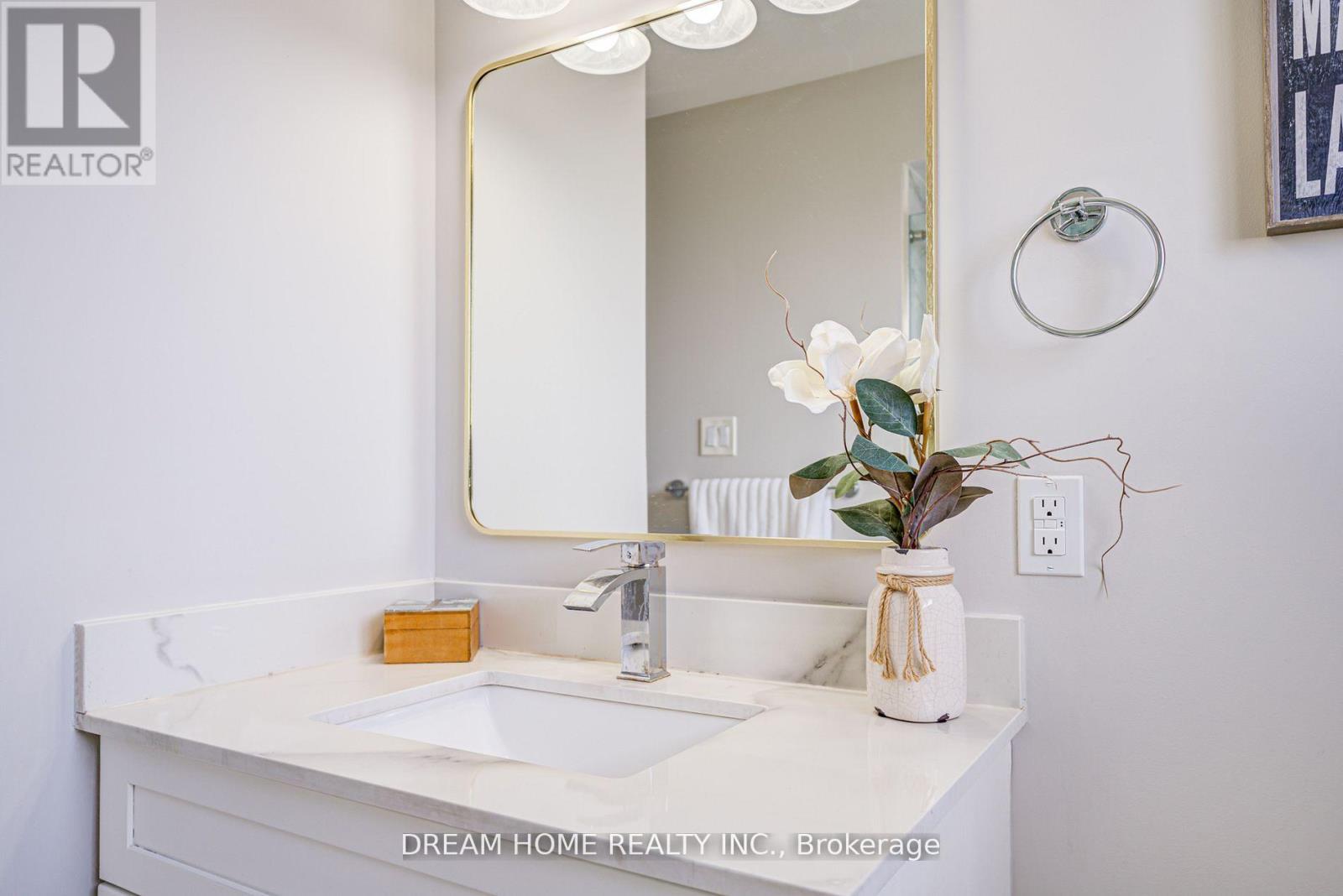1323 Shamir Crescent, Mississauga, Ontario  L5C 1L2 - Photo 39 - W12160733