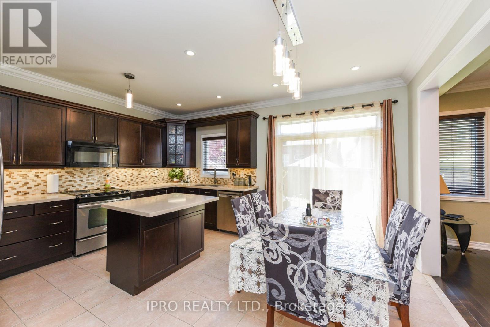 304 Dalgleish Garden, Milton, Ontario  L9T 6Z7 - Photo 8 - W12160767