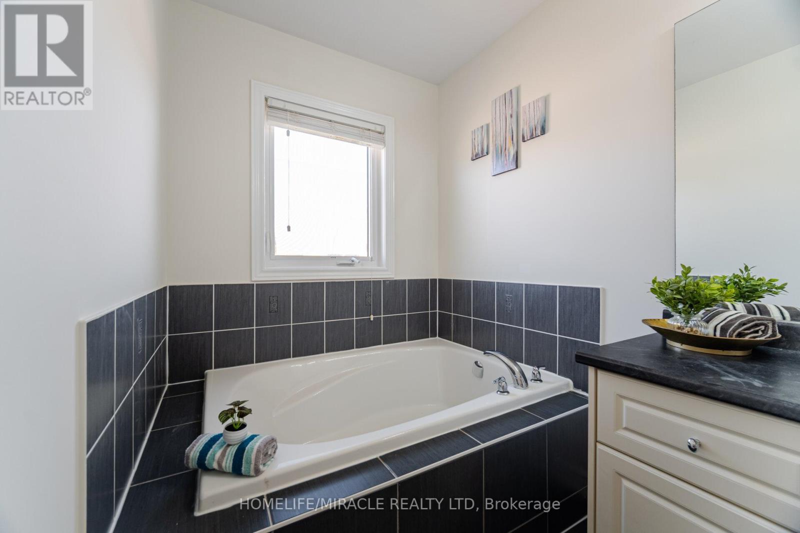 33 Sea Drifter Crescent, Brampton, Ontario  L6P 4B2 - Photo 16 - W12160773