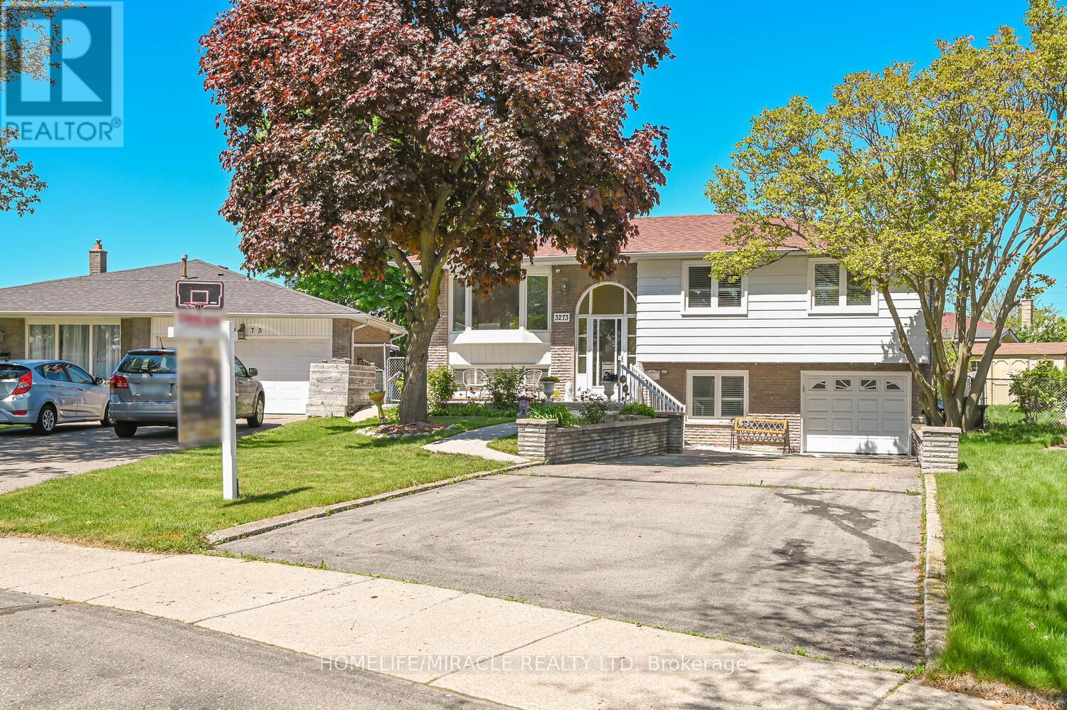 3273 Strabane Drive, Mississauga, Ontario  L5C 1W9 - Photo 4 - W12160786
