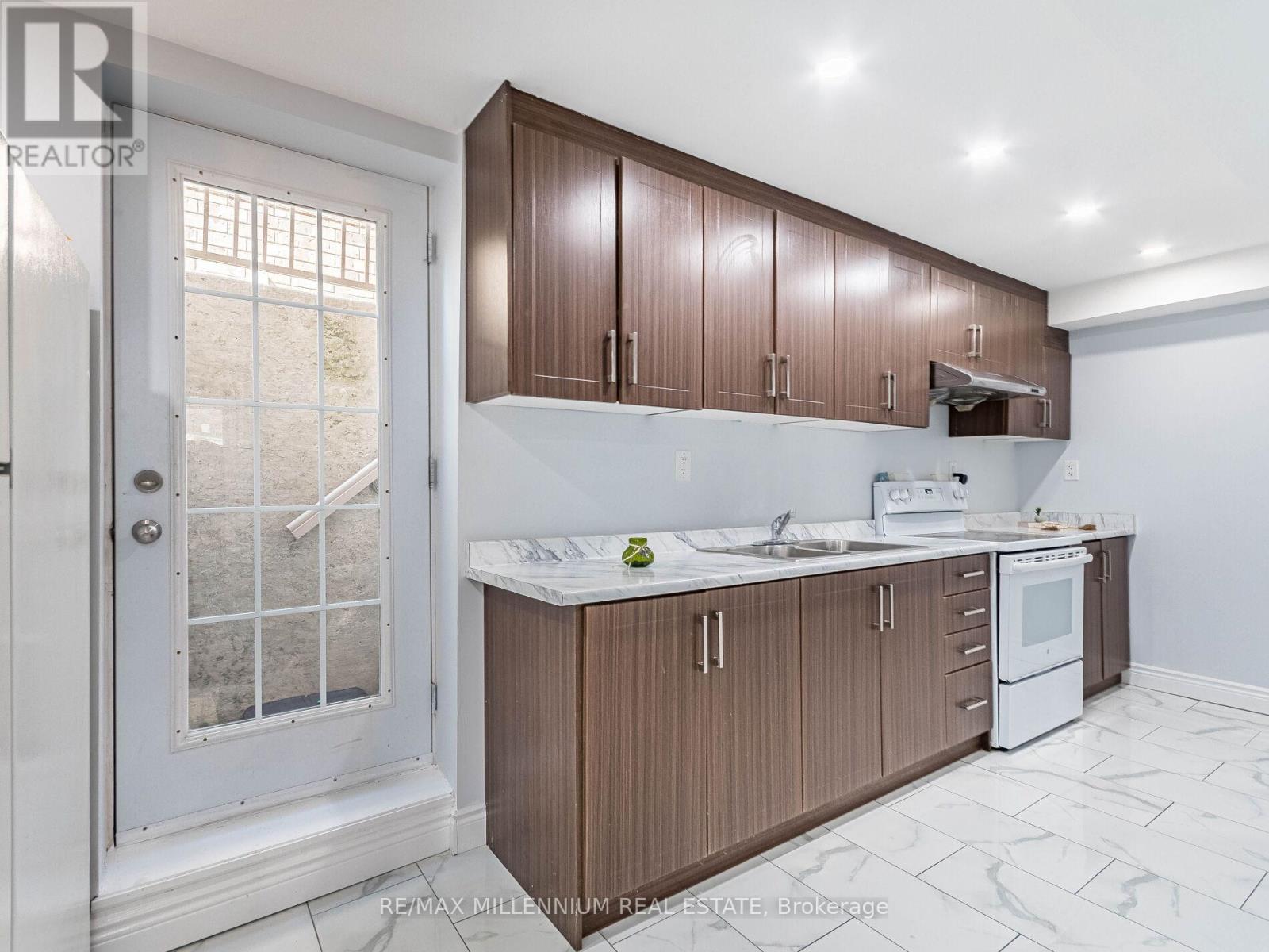 225 Watervale Crescent, Kitchener, Ontario  N2A 0E9 - Photo 32 - X12160038