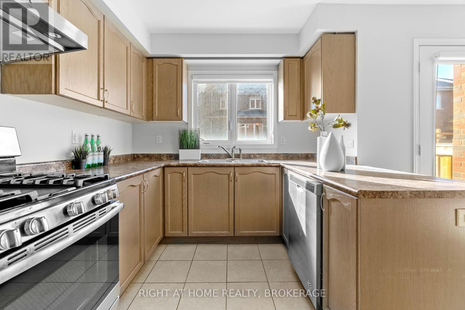 50 Humphrey Street, Hamilton (Waterdown), Ontario  L0R 2H1 - Photo 6 - X12160131