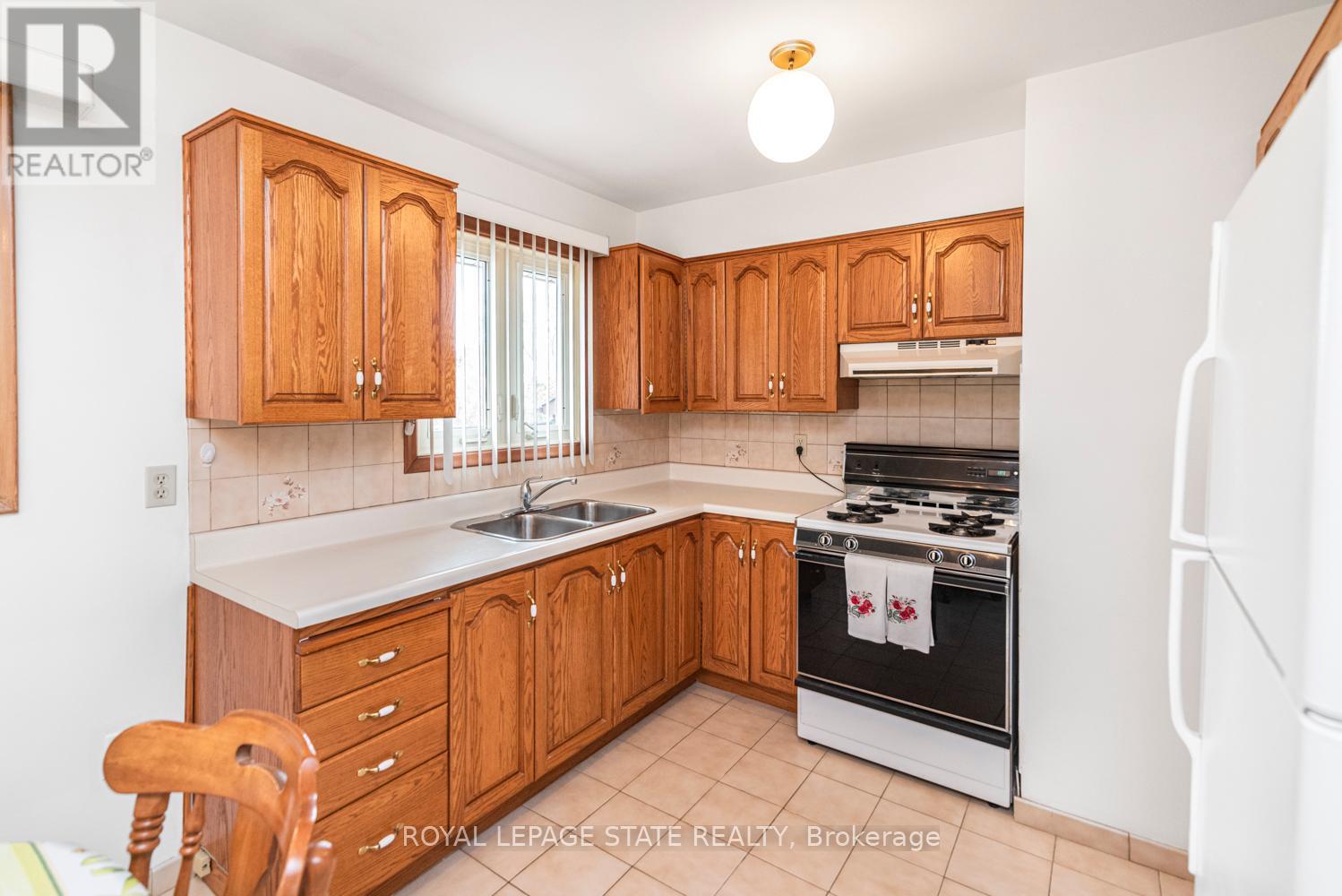 30 Greeningdon Drive, Hamilton, Ontario  L9A 3A7 - Photo 11 - X12160305