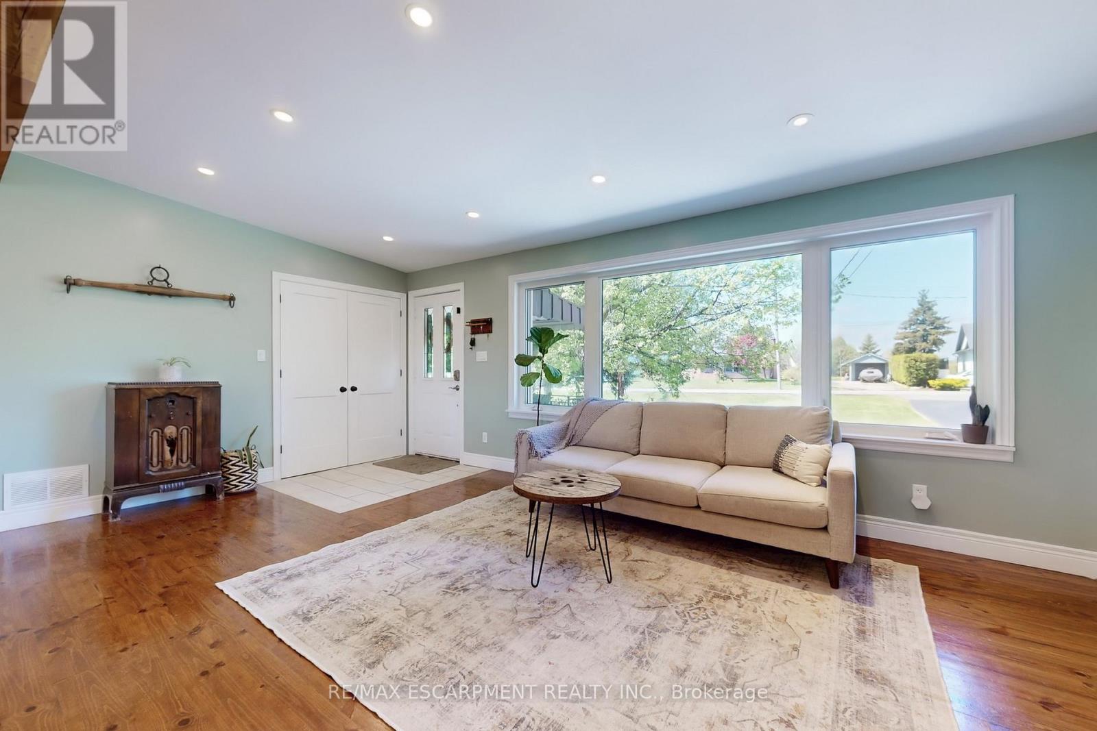 14 Algonquin Avenue, Hamilton (Greensville), Ontario  L9H 7L2 - Photo 7 - X12160424