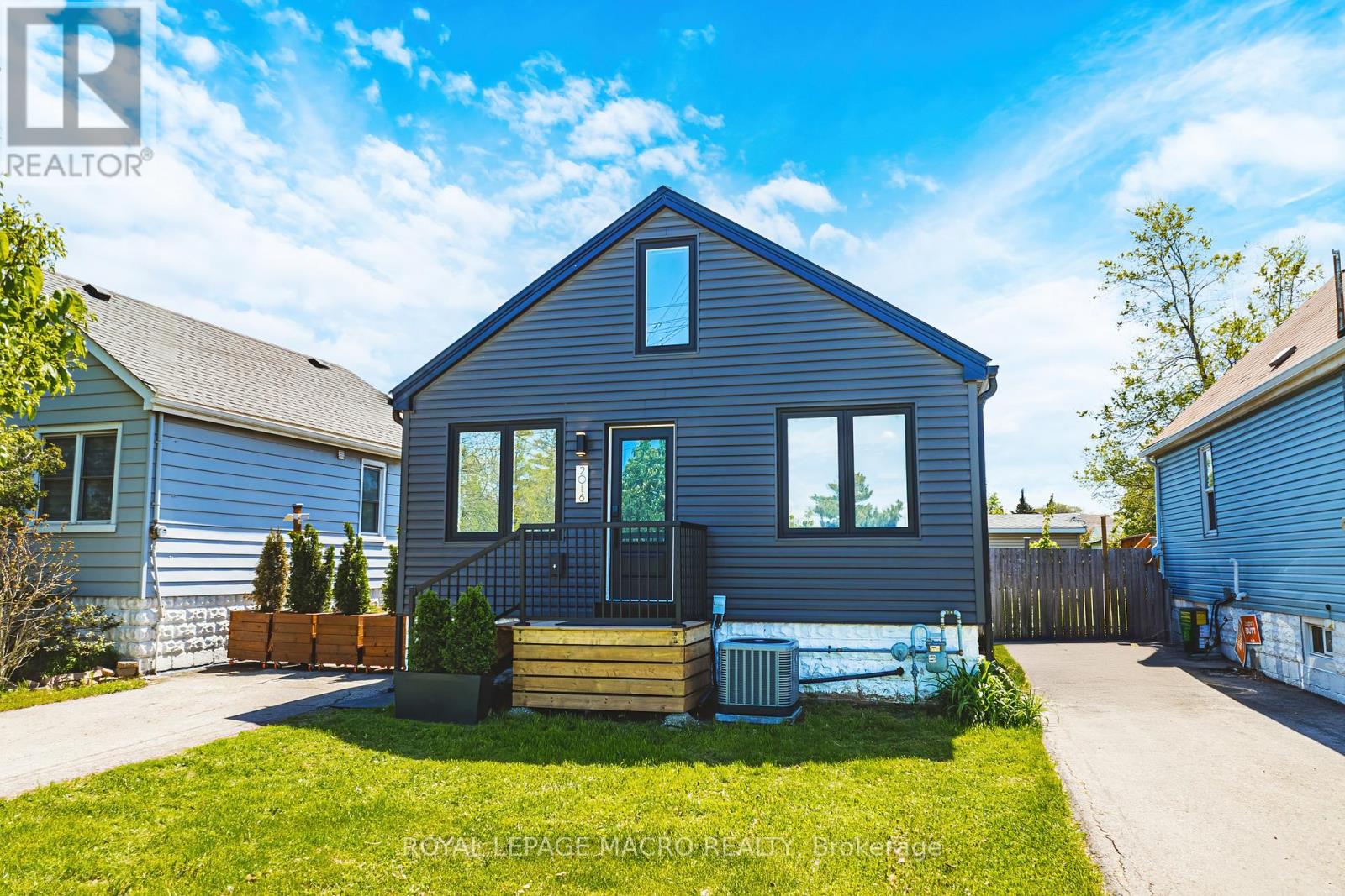 2016 Barton Street, Hamilton (Mcquesten), Ontario  L8H 2Y8 - Photo 2 - X12160431