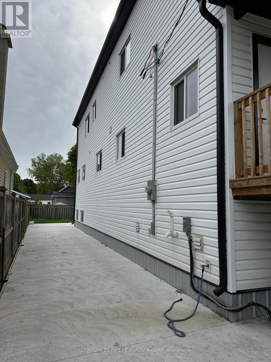 263 Sanders Street, London East, Ontario N5Z 2T1 - Photo 3 - X12160841