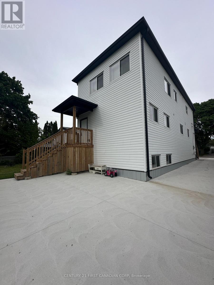 263 Sanders Street, London East (East M), Ontario  N5Z 2T1 - Photo 5 - X12160841