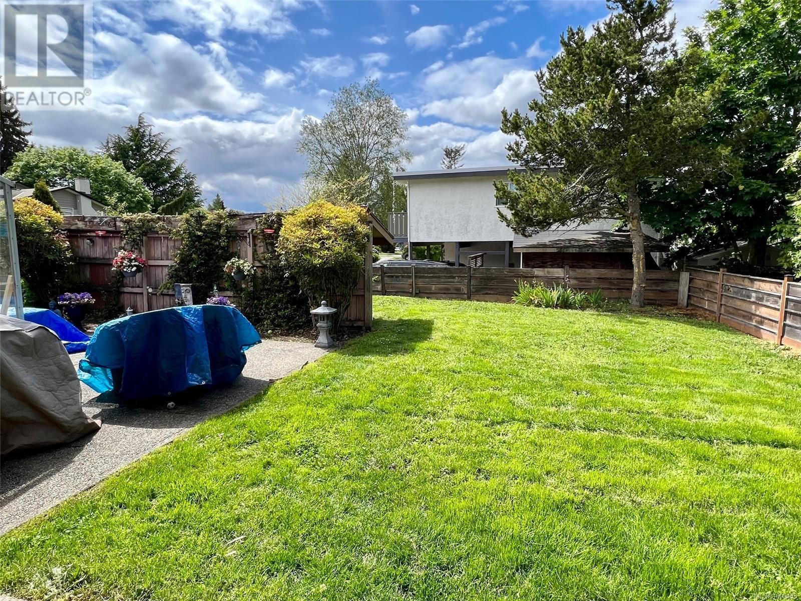 Property at 4360 Torquay Dr image 3