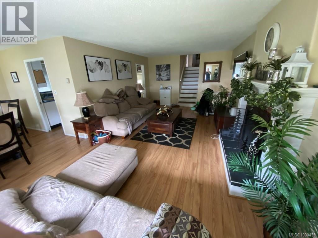 Property at 4360 Torquay Dr image 5