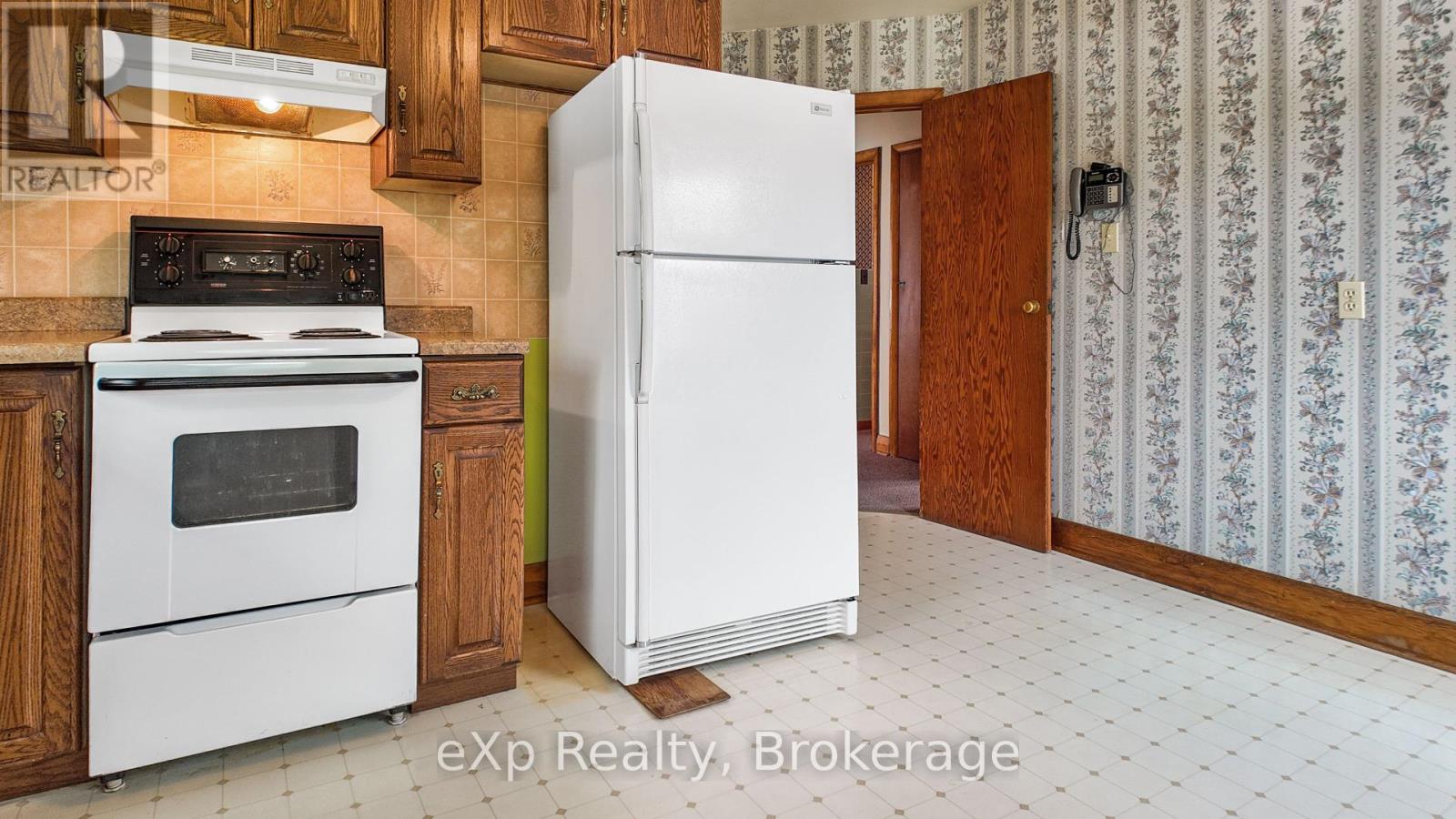 10 Princess Street, Brockton, Ontario  N0G 2V0 - Photo 7 - X12160856