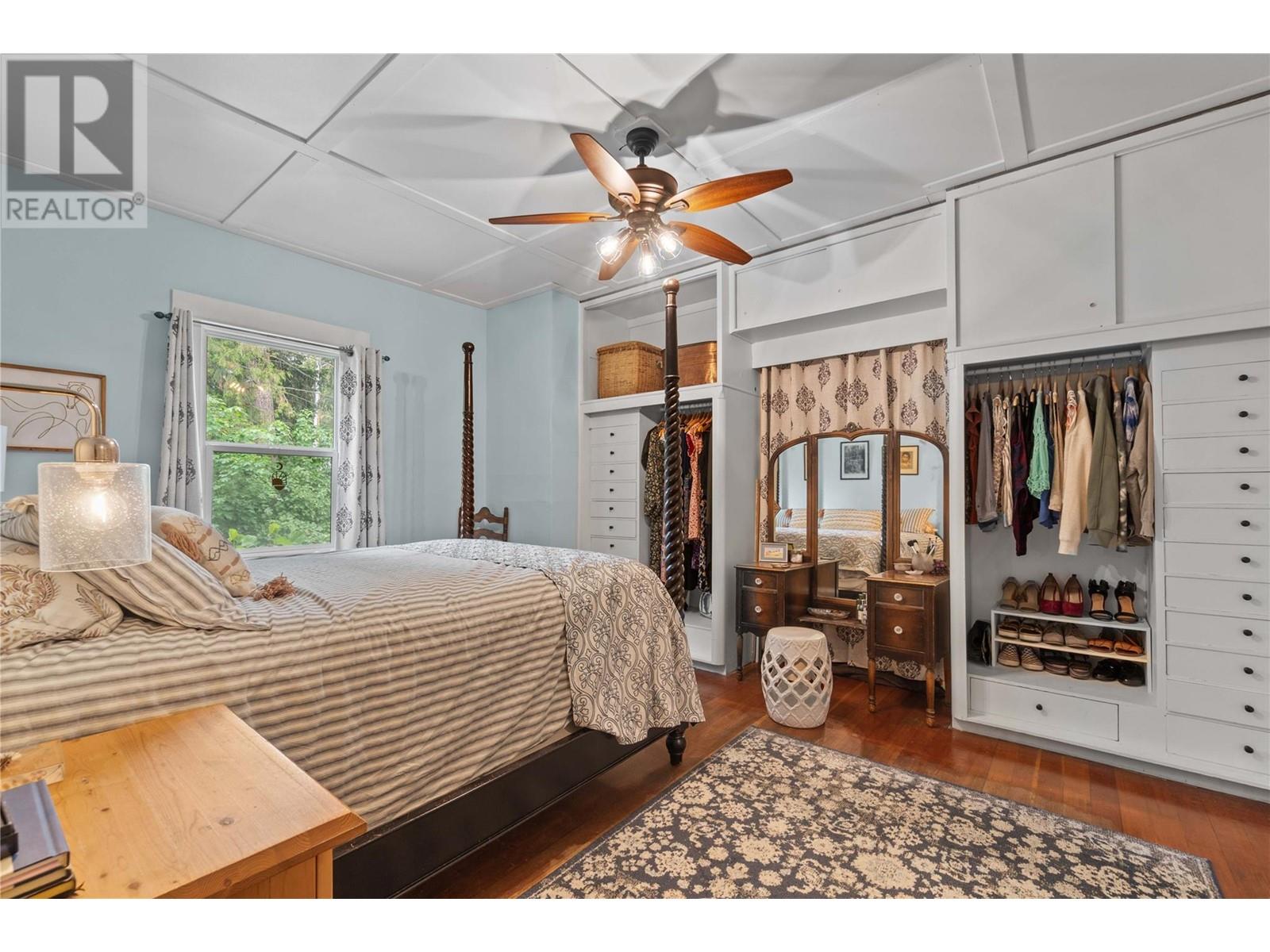 Property at 671 2 Avenue NE image 3