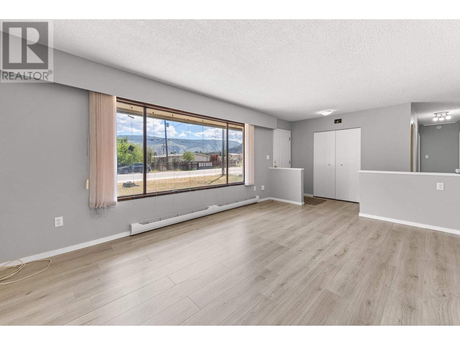 302 9th Street, Keremeos, British Columbia  V2A 1N2 - Photo 4 - 10348597