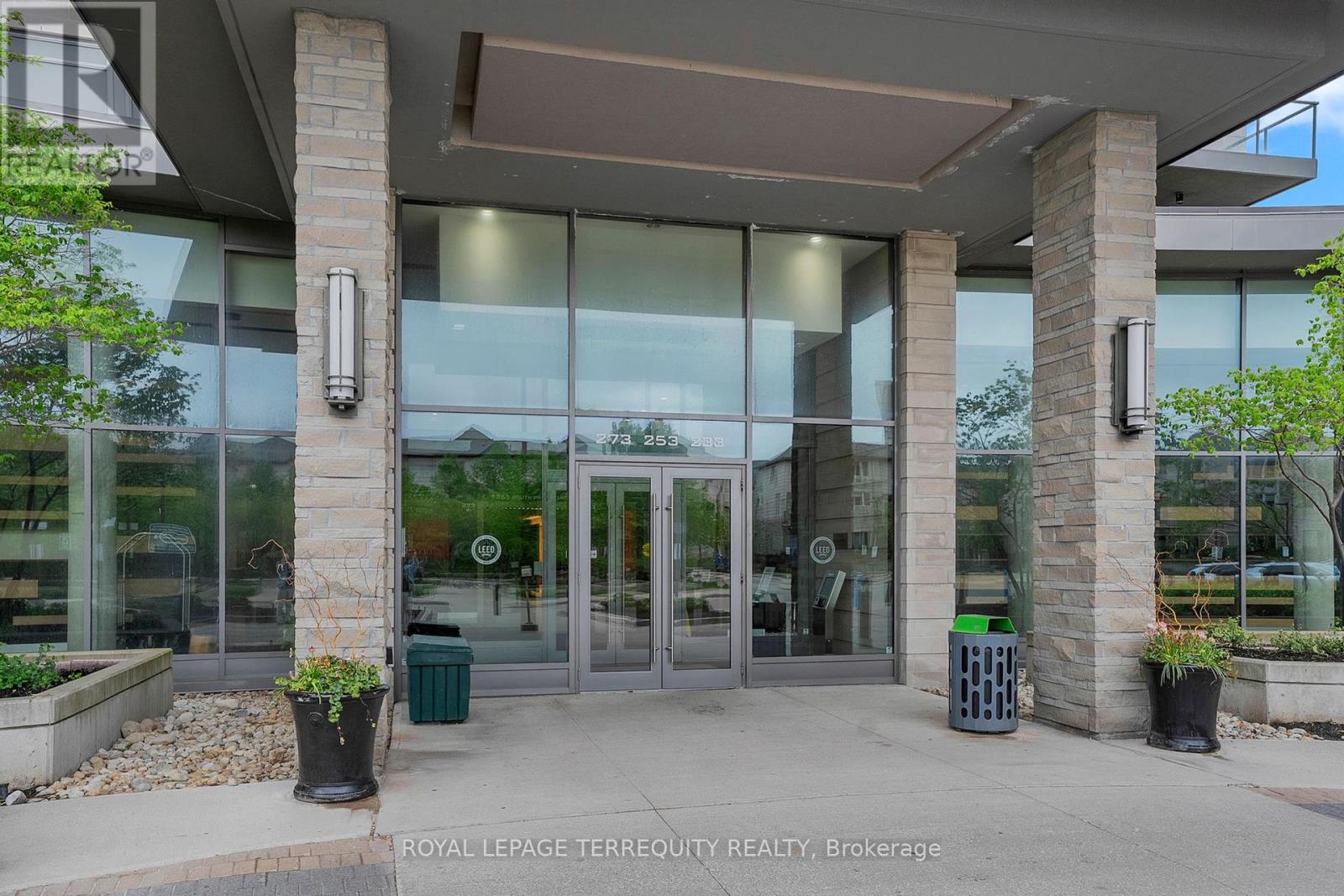210 - 273 South Park Road, Markham, Ontario  L3T 0B5 - Photo 2 - N12160810