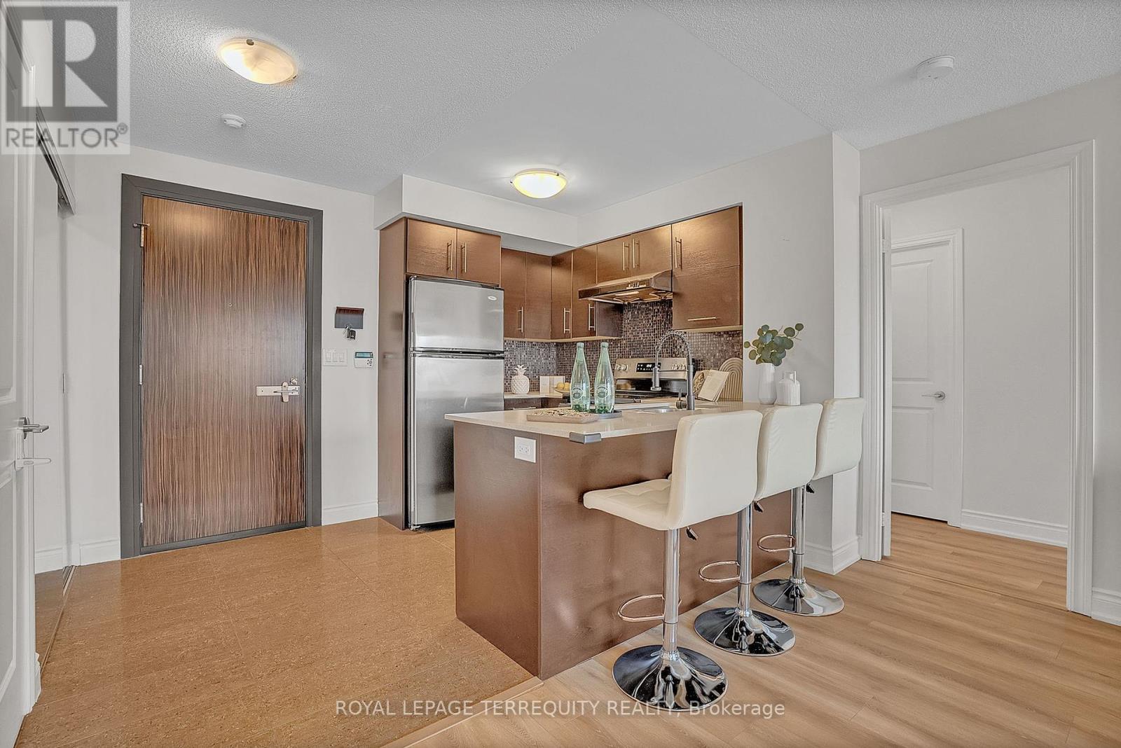 210 - 273 South Park Road, Markham, Ontario  L3T 0B5 - Photo 7 - N12160810