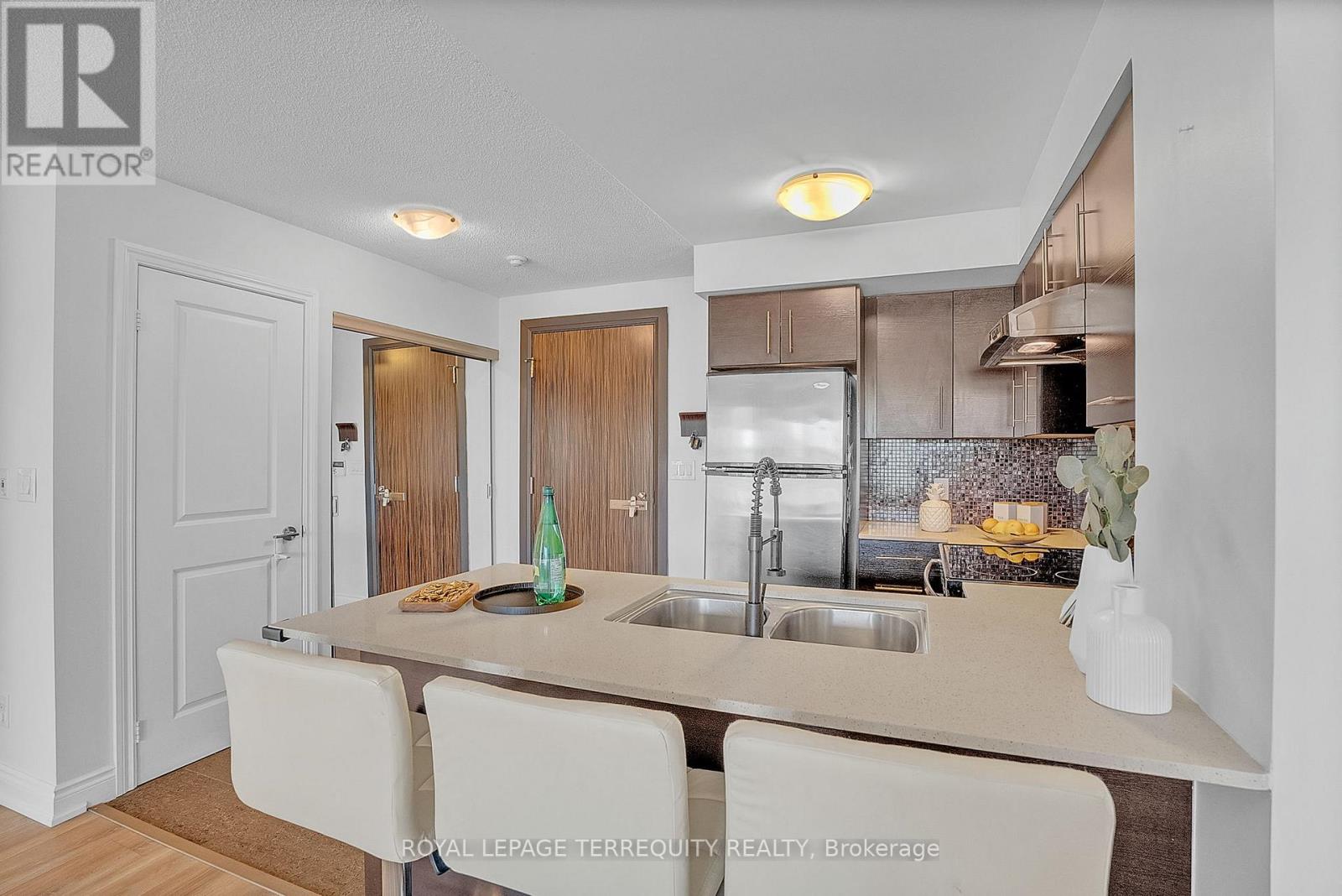 210 - 273 South Park Road, Markham, Ontario  L3T 0B5 - Photo 8 - N12160810