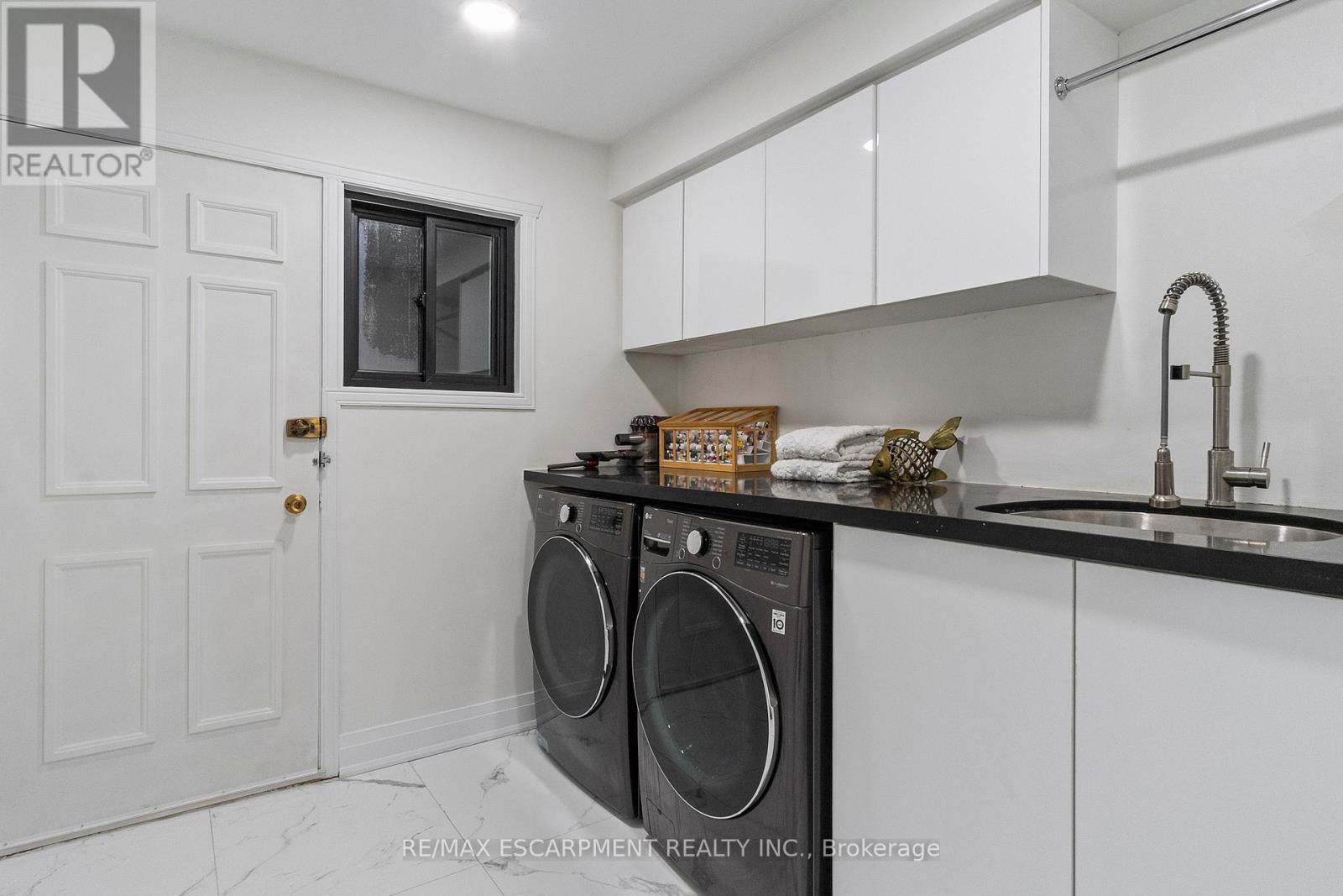 1401 Bridgestone Lane, Mississauga, Ontario  L5J 4E1 - Photo 13 - W12160836