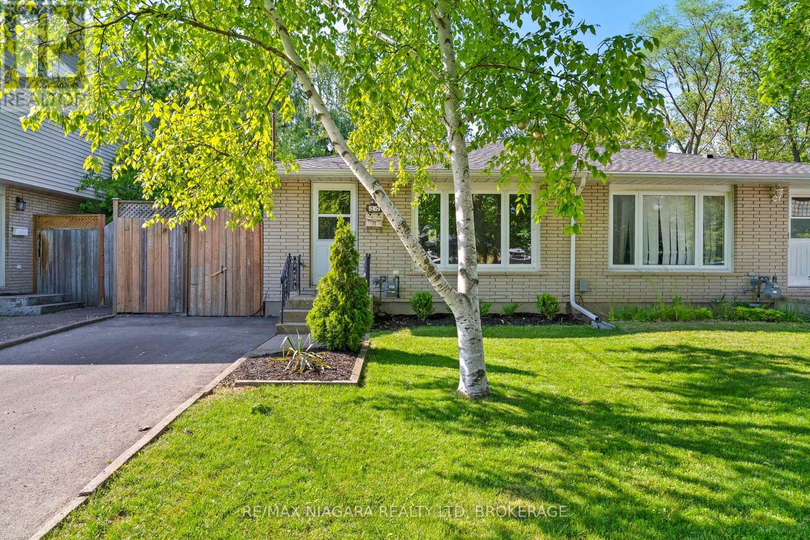 27 Louis Avenue, St. Catharines (Bunting/linwell), Ontario  L2M 2N4 - Photo 1 - X12160895