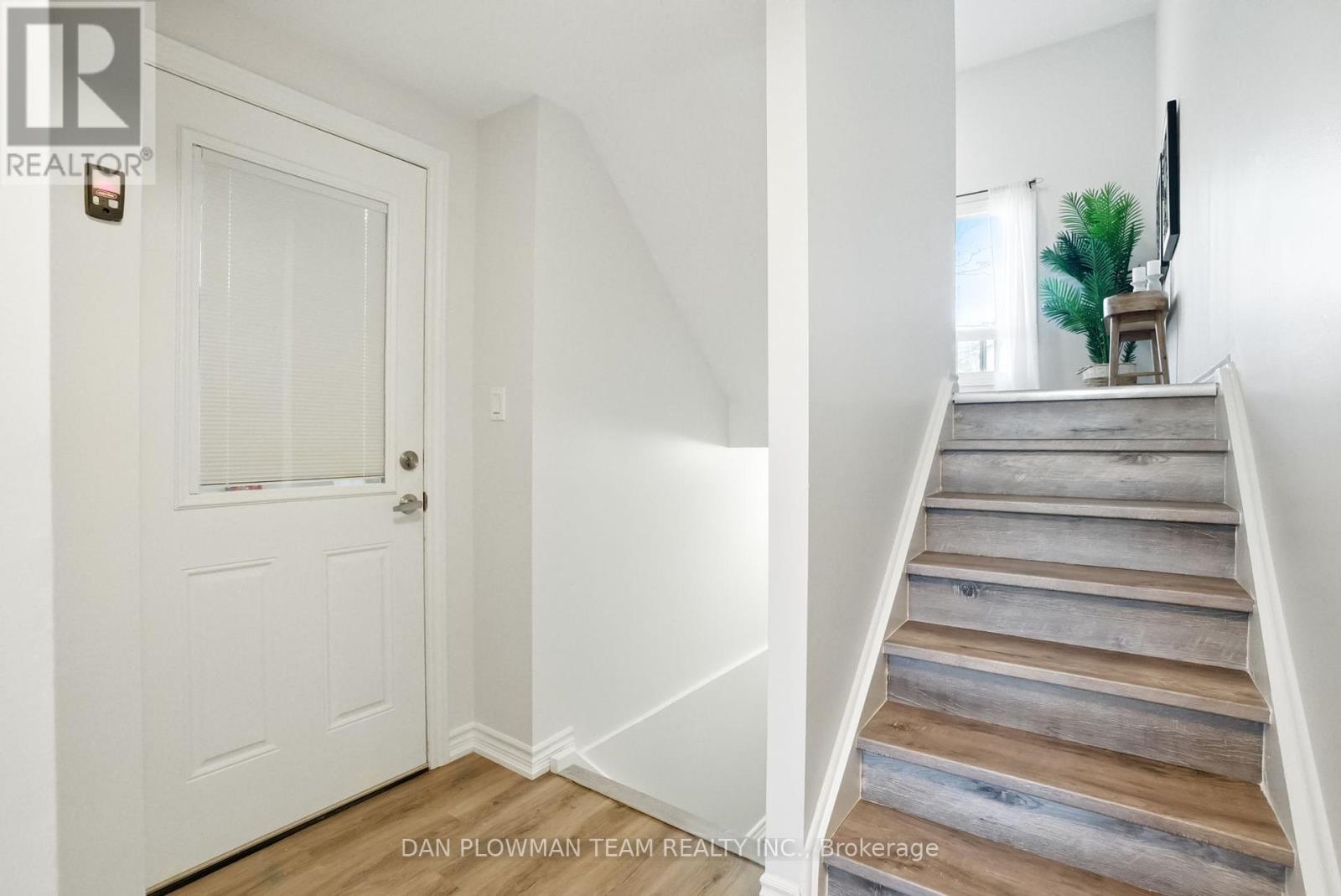 Property at 96 - 1133 RITSON ROAD N image 3