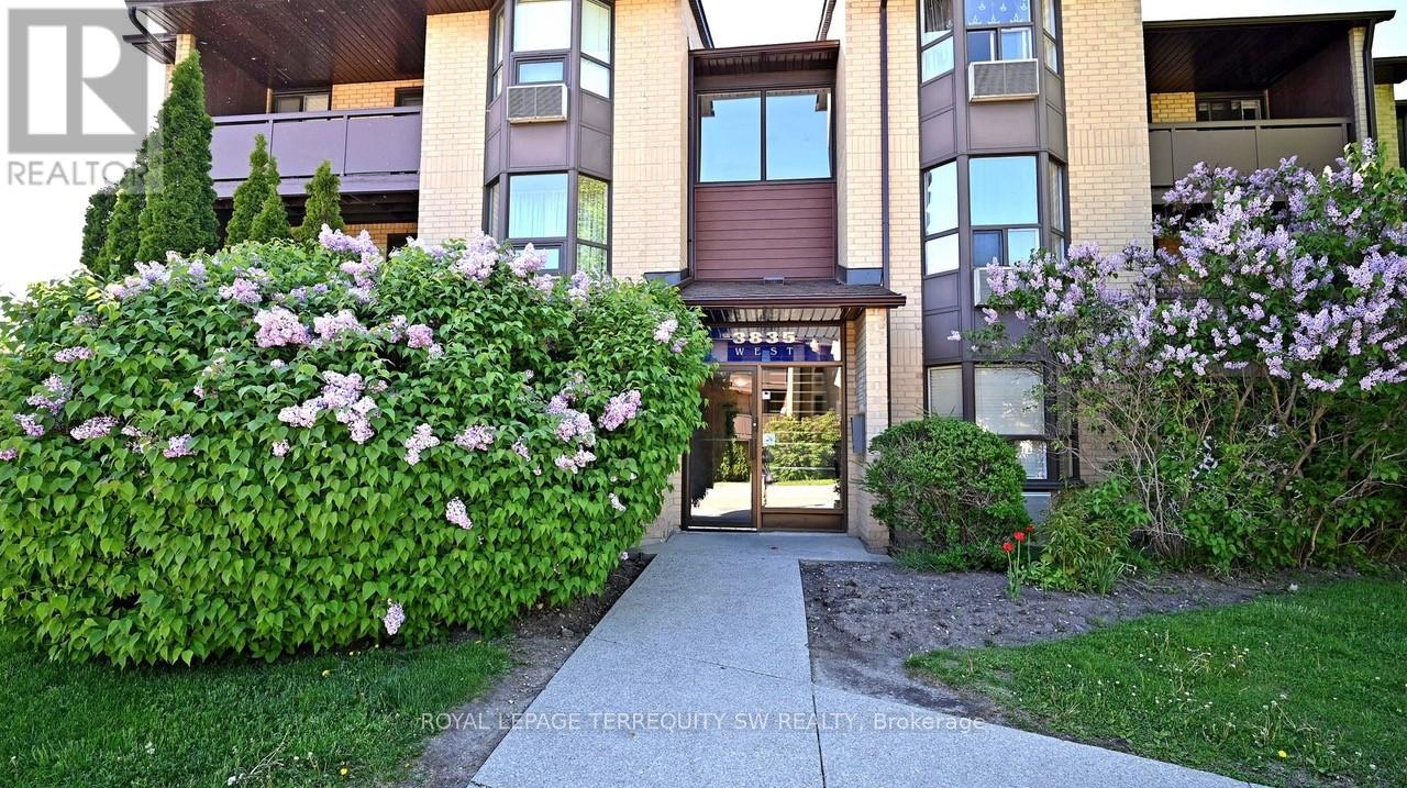 210 - 3835 Lake Shore Boulevard W, Toronto, Ontario  M8W 1R2 - Photo 2 - W12160900