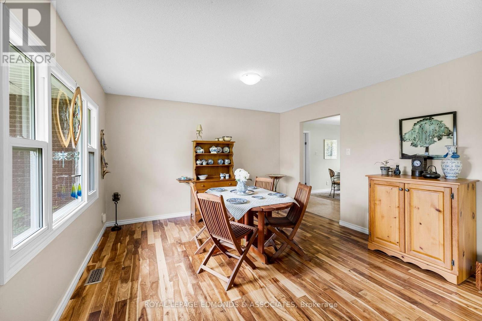 23 Eileen Street, Laurentian Valley, Ontario  K8A 6W2 - Photo 11 - X12160940