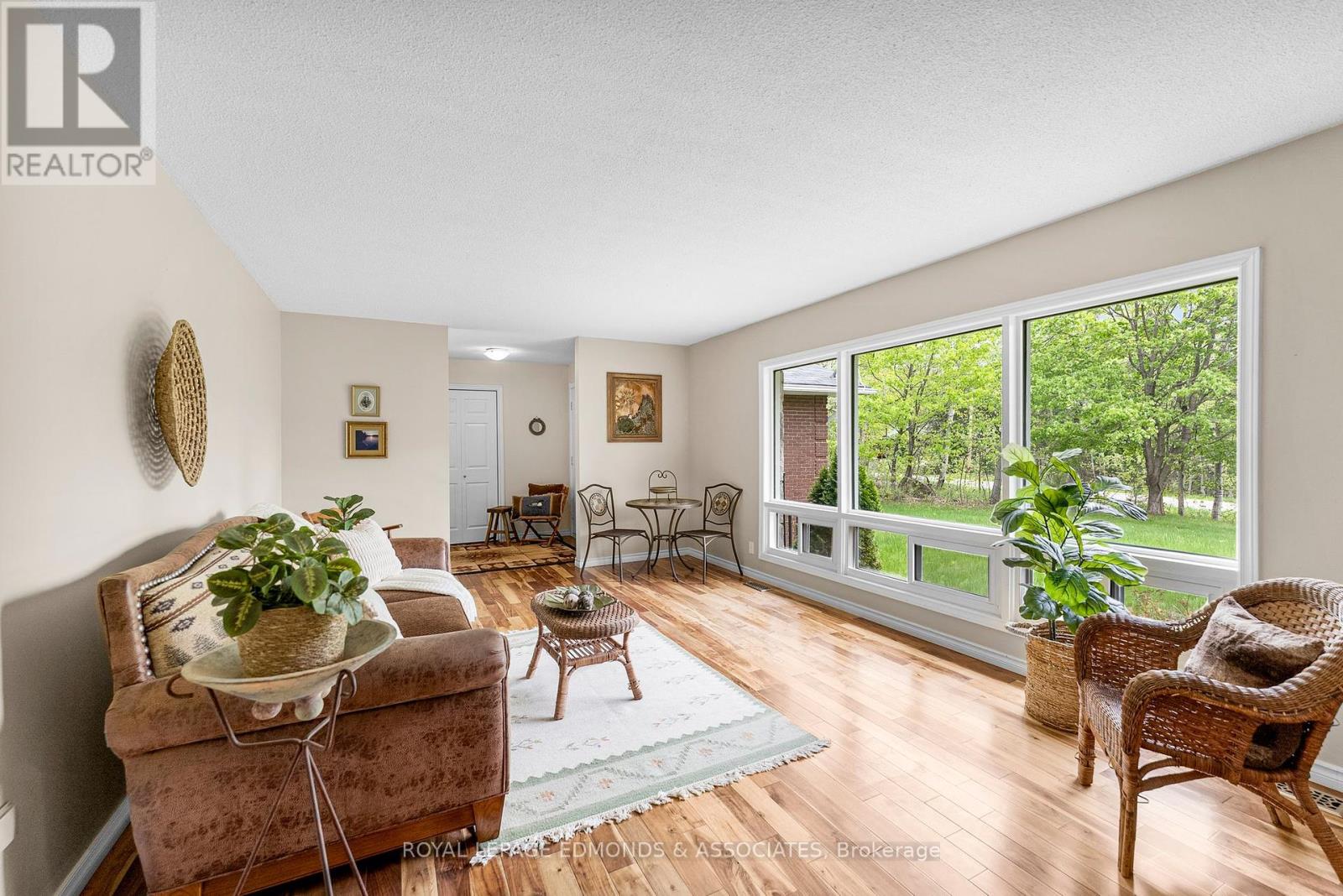 23 Eileen Street, Laurentian Valley, Ontario  K8A 6W2 - Photo 7 - X12160940