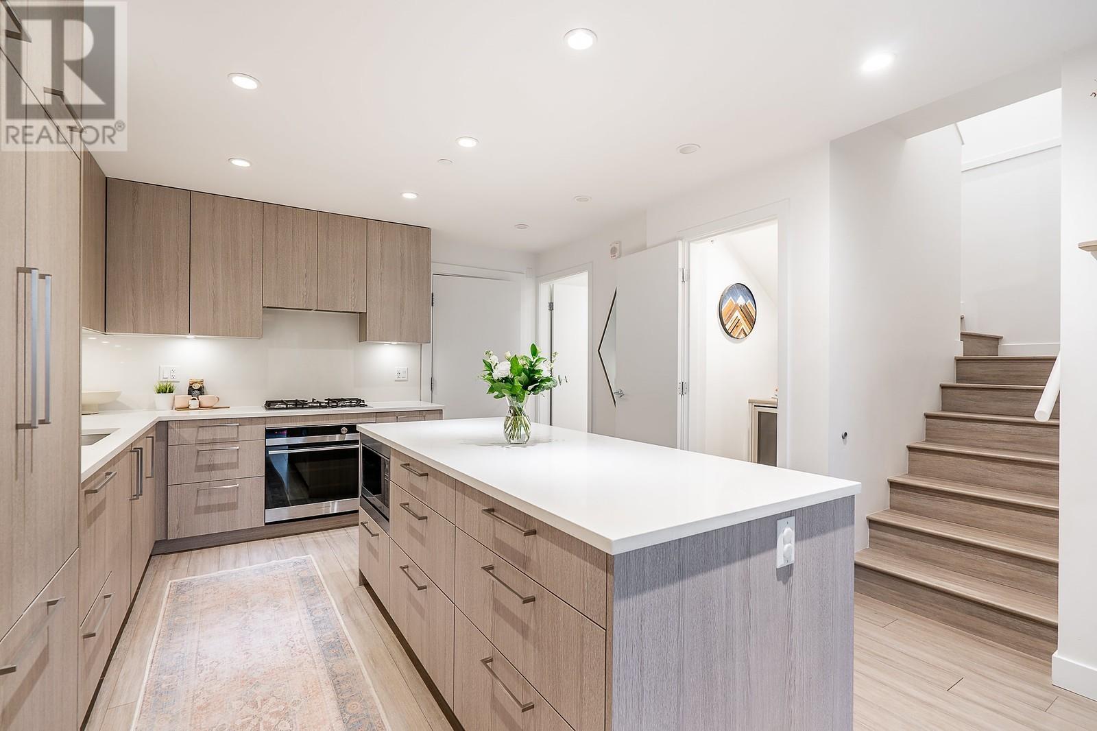109 733 E 3RD STREET, North Vancouver, British Columbia