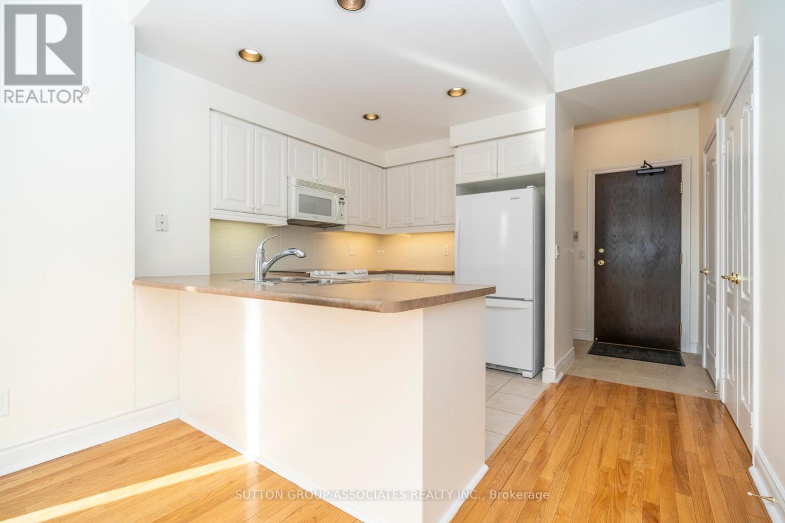401 - 1101 Leslie Street, Toronto, Ontario  M3C 4G3 - Photo 2 - C12160930