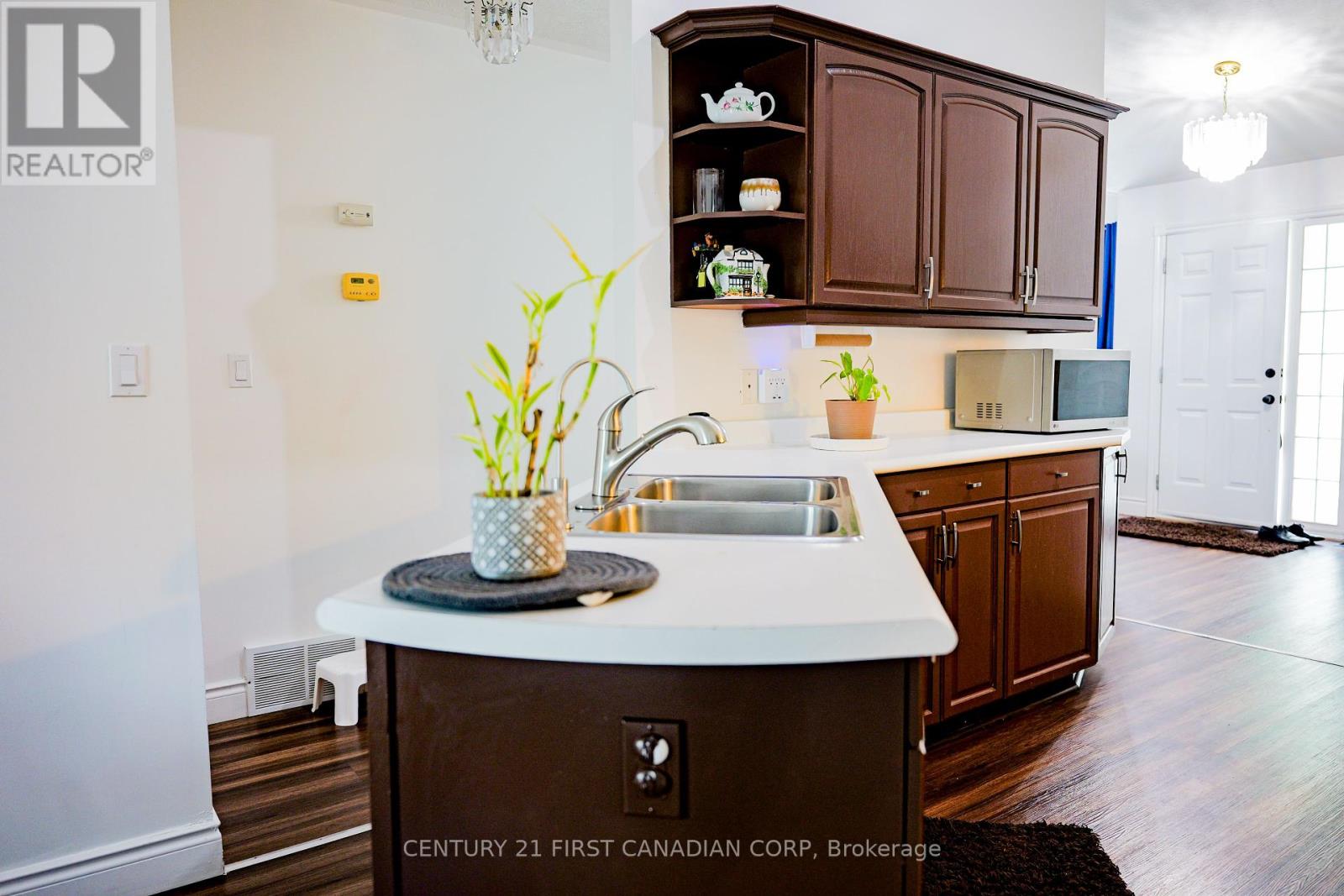 38 St Michaels Street, Norfolk, Ontario  N4B 3C8 - Photo 6 - X12133735